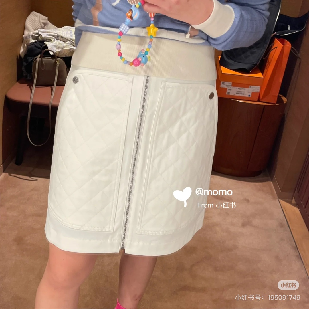 NO:334199,25Ss early spring new style, one-piece zippered large pocket skirt, original development!  High-end production!  It is fashionable and handsome in age!  Customized logo buttons, full of details, super strong style and temperament, A and cool, the original custom fabric is light, soft, delicate and super comfortable!  , the classic style is not picky and the upper body looks slim!  A must-have for white, rich and beautiful women!  3 colors Spot SML, skirts, alexander wang1986090925Ss早春新款 一片式拉链大口袋半身裙 原版开发！高版出品！减龄时髦又帅气！定制logo扣子 细节设计感满满超强版型气质又A又飒,原版定制面料轻盈 质感柔软细腻超舒适！,经典不挑人版型上身巨显瘦！白富美必备！3色 现货 SML,,skirts,alexander wang,Women's clothing