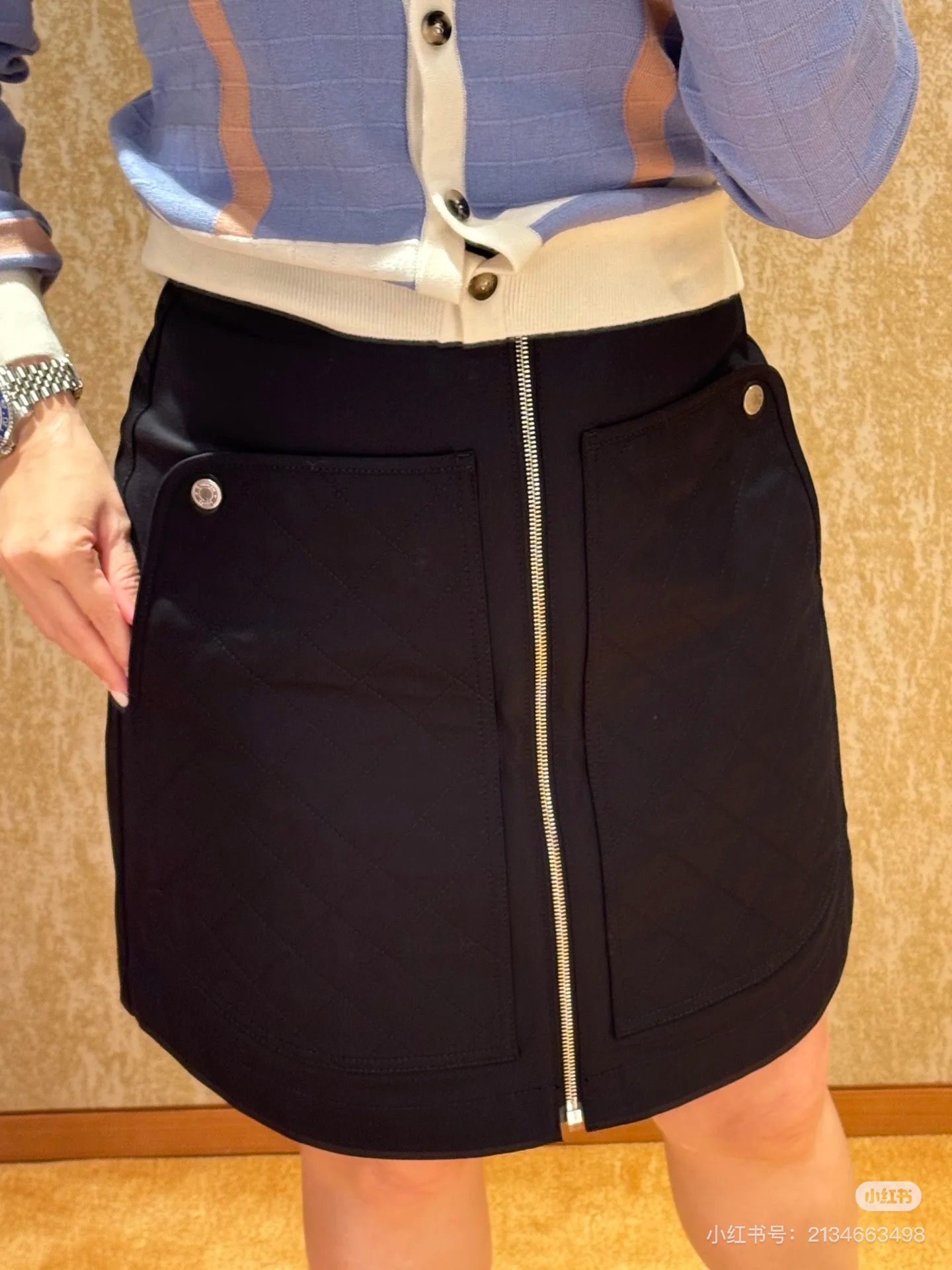 NO:334193,25Ss early spring new style, one-piece zippered large pocket skirt, original development!  High-end production!  It is fashionable and handsome in age!  Customized logo buttons, full of details, super strong style and temperament, A and cool, the original custom fabric is light, soft, delicate and super comfortable!  , the classic style is not picky and the upper body looks slim!  A must-have for white, rich and beautiful women!  3 colors Spot SML, skirts, alexander wang1986090925Ss早春新款 一片式拉链大口袋半身裙 原版开发！高版出品！减龄时髦又帅气！定制logo扣子 细节设计感满满超强版型气质又A又飒,原版定制面料轻盈 质感柔软细腻超舒适！,经典不挑人版型上身巨显瘦！白富美必备！3色 现货 SML,,skirts,alexander wang,Women's clothing