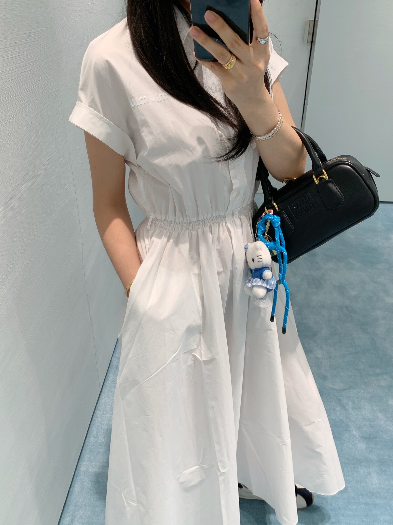 NO:335038,Miumi*2025 new dress, customized YB sunscreen fabric is breathable, comfortable and skin-friendly, lapel open button dress, waist blocking design, weighty skirt hem is extremely tolerant to the figure, use elastic waist envelope to decorate, fit the curve to outline the waist, and create an intellectual and elegant outfit with a good proportion of top and bottom length. The chest pocket is embellished with the iconic letter logo to enhance the brand style, meet the various needs of commuting and dating, and the outfit is more age-reducing and playful. Customized face accessories, accurate version, high version,,miumiu, skirts,alexander wang19860909Miumi*2025新品连衣裙,定制YB防晒面料质感透气 舒适亲肤 翻领开扣连衣裙 腰部打拦设计 分量感十足的裙摆对身材包容度极高 利用弹力腰封装饰 贴合曲线勾勒腰身 同时打造上短下长好比例的知性优雅穿搭 胸前口袋点缀标志性字母徽标 提升品牌格调 满足通勤约会多种需求 穿搭更显减龄俏皮 定制面辅料 认准版本 高版本,,miumiu,skirts,alexander wang,Women's clothing