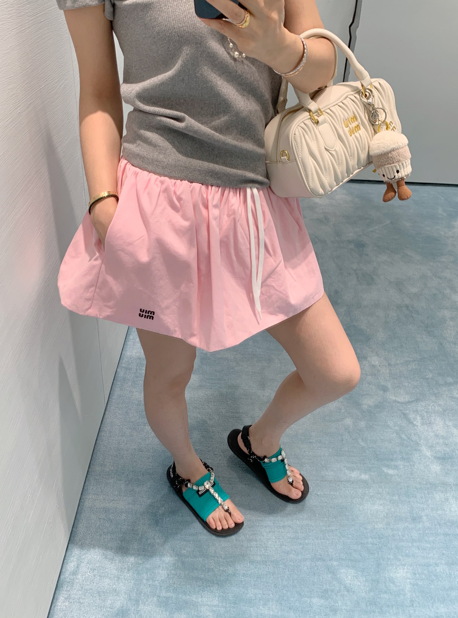 NO:335050,Miumi* 25Ss spring and summer new style, intellectual style flower buds fluffy miniskirt. Original development!  High-end production!  Custom imported shirt fabric is quite wide and stylish. Double-layer craft briefs design, drawstring elastic waist style is amazing!  Retro style sweet girl outfit!  The embroidered letter logo is low-key and luxurious!  Sweet and salty workmanship quality depends on details. 2 colors SML, miumiu, skirts, shirts, alexander wang19860909Miumi* 25Ss春夏新款 知识分子风花苞蓬蓬超短半裙.原版开发！高版出品！定制进口衬衫面料挺阔有型.双层工艺三角内裤设计,抽绳松紧腰版型上身绝绝子！复古风甜妹穿搭！刺绣字母logo低调奢华！可甜可盐做工品质看细节.2色 现货 SML,,miumiu,skirts,shirts,alexander wang,Women's clothing