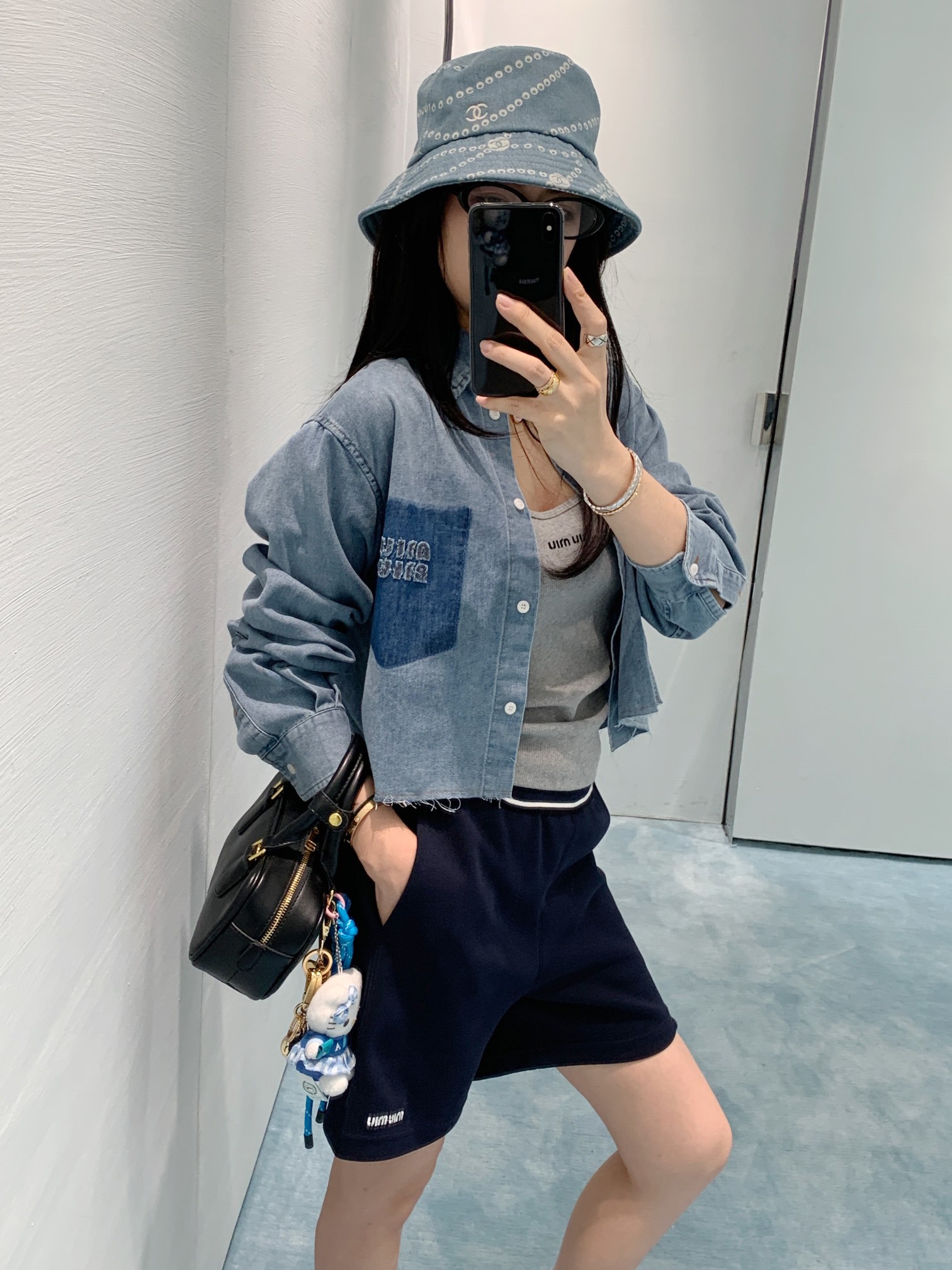 NO:335045,(Short shirt) Miumi* 25Ss spring and summer new style, old and fashionable style, blue denim shirt and pants. Original development, high-end production!  Bag-release design letter embroidery. Retro style Danny denim, temperament small lapel loose fit, outstanding upper body!  Imported pure cotton denim enzyme washing fabric has a delicate and soft texture. It is sweet and salty and has a versatile style that is not picky about people and makes people look slim!  Workmanship quality depends on details SML, miumiu,shirts,alexander wang19860909（短款衬衫） Miumi* 25Ss春夏新款 做旧时髦风洗水蓝牛仔衬衫裤子.原版开发 高版出品！拆袋设计字母刺绣.复古风丹尼牛仔,气质小翻领宽松版型上身绝绝子！进口纯棉牛仔酵素洗水面料细腻柔软质感超赞.可甜可盐版型百搭不挑人巨显瘦！做工品质看细节 现货 SML,,miumiu,shirts,alexander wang,Women's clothing