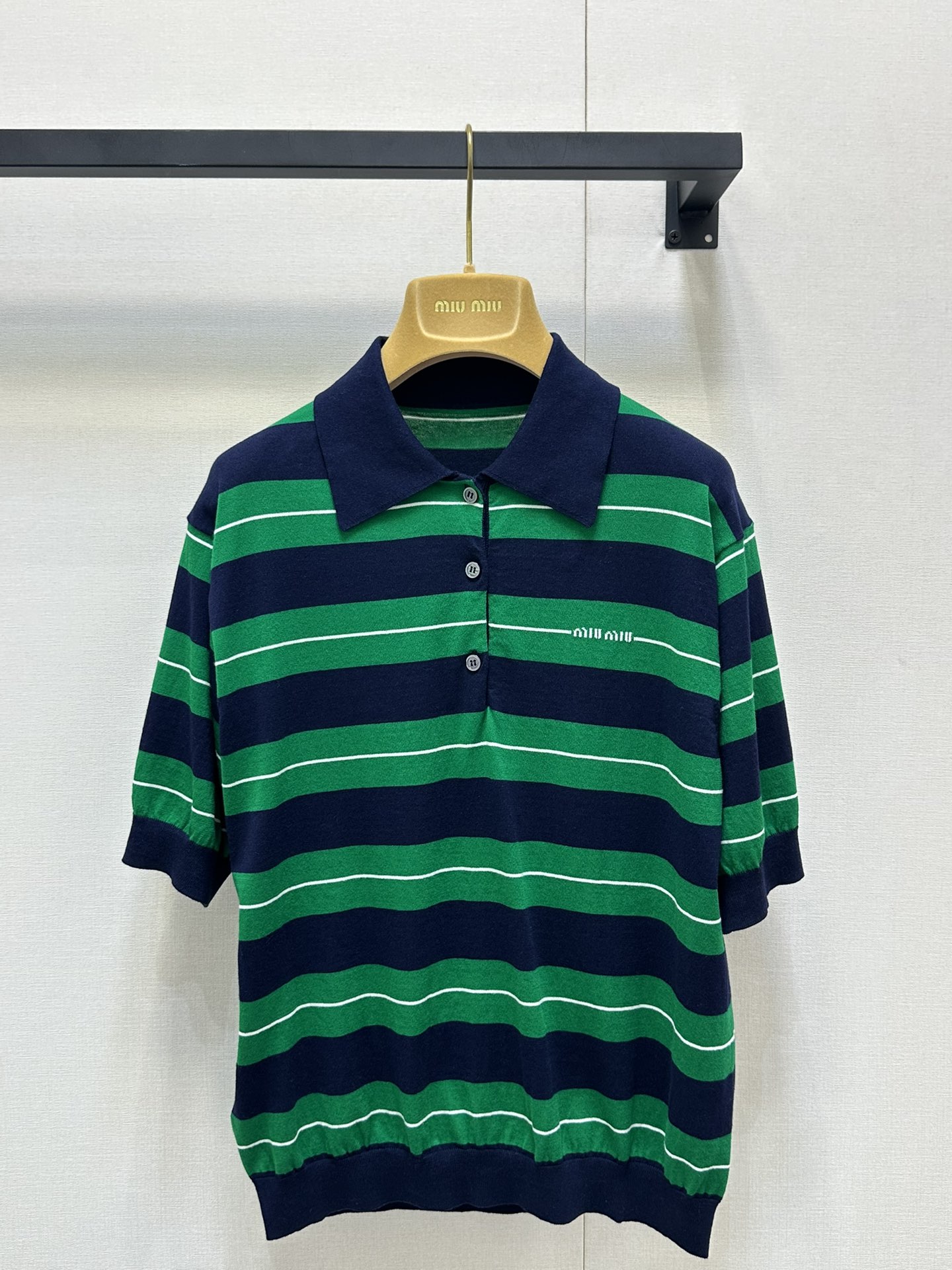 NO:335084,Miumi* 25Ss Spring and Summer New Style Striped Polo Knitted Short Sleeve Top Original Development. High-end Production!  Lapel polo top cut, the upper body presents a casual and lazy style, the whole body is blue, green, white stripes are intertwined, the buttons are half-open in color to increase the look of the outfit, the inner wear is brilliant and fashionable, the letter logo on the chest highlights the brand style, fashionable and age-reducing Spot SML large-scale real shot,,miumiu,T-shirt,alexander wang19860909Miumi* 25Ss春夏新款 条纹polo针织短袖上衣原版开发.高版出品！翻领polo上衣裁剪 上身呈现休闲慵懒的穿搭格调 通体蓝绿白条纹粗细交错 钮扣半开襟色增加穿搭美高休闲感 单穿内搭都出彩时髦 胸前点缀字母徽标 凸显品牌格调 时髦减龄 现货 SML大货实拍,,miumiu,T-shirt,alexander wang,Women's clothing