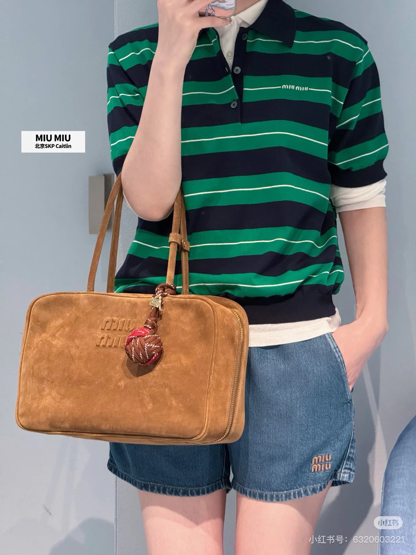 NO:335040,Miumi* 25Ss Spring and Summer New Style Striped Polo Knitted Short Sleeve Top Original Development. High-end Production!  Lapel polo top cut, the upper body presents a casual and lazy style, the whole body is blue, green, white stripes are intertwined, the buttons are half-open in color to increase the beautiful and casual feeling, the inner wear is brilliant and fashionable, the letter logo on the chest highlights the brand style, fashionable and age-reducing Spot SML,,miumiu,T-shirt,alexander wang19860909Miumi* 25Ss春夏新款 条纹polo针织短袖上衣原版开发.高版出品！翻领polo上衣裁剪 上身呈现休闲慵懒的穿搭格调 通体蓝绿白条纹粗细交错 钮扣半开襟色增加穿搭美高休闲感 单穿内搭都出彩时髦 胸前点缀字母徽标 凸显品牌格调 时髦减龄 现货 SML,,miumiu,T-shirt,alexander wang,Women's clothing