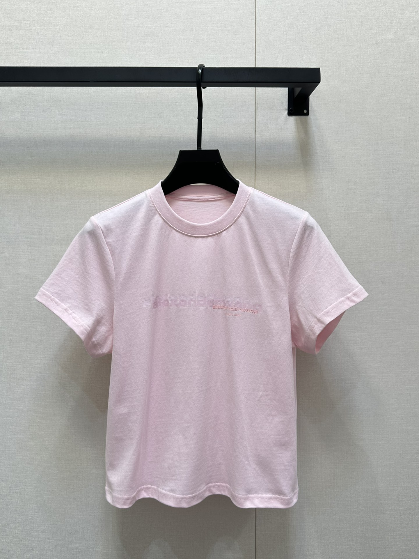NO:335057,Alexand*r wang 25Ss spring and summer new style, letter round neck short-sleeved T-shirt original development!  High-end production!  Made of pure cotton with gram weight, full of drape, presents a slimming visual effect, uses washing technology to restore the uniform color, the letters on the chest outline the brand logo pattern of the floral body, collide with the color of the big body, fashionable and high-end feeling, create a personal style, fashionable and relaxed, single wear, and inner wear is brilliant and fashionable. Spot Pink SML large-scale real shot, T-shirt,tees, t-shirt,alexander wang19860909Alexand*r wang 25Ss春夏新款 字母圆领短袖T恤 原版开发！高版出品！采用克重纯棉制成 垂坠感十足 呈现显瘦视觉效果 利用水洗工艺还原均匀本色 胸前字母勾勒出花体品牌徽标图案 与大身颜色碰撞 时尚高级感立现 打造个性风格 时髦松弛 单穿内搭都出彩时髦 现货 粉色 SML大货实拍,,T-shirt,tees，t-shirt,alexander wang,Women's clothing