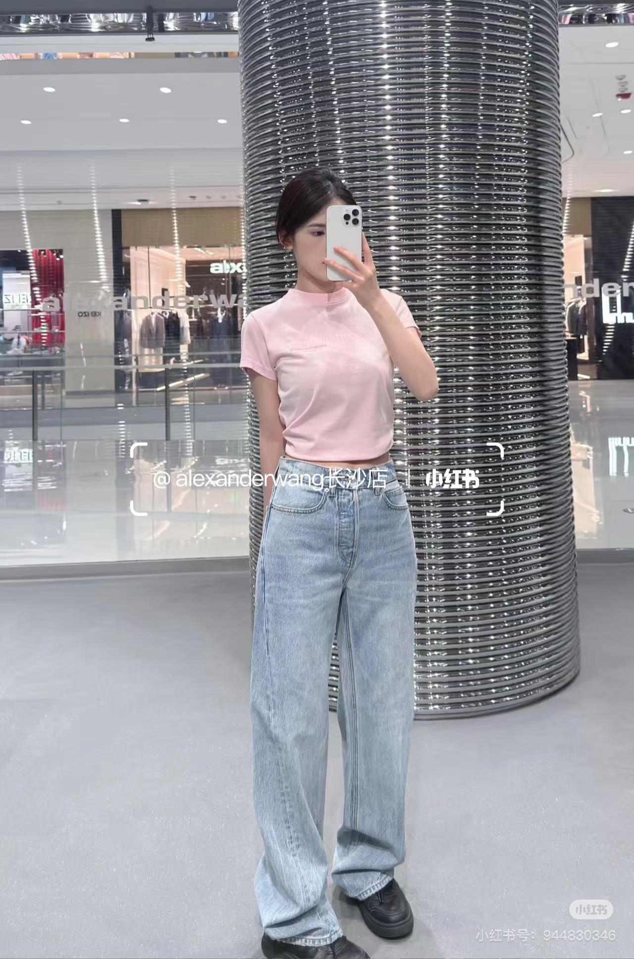 NO:335059,Alexand*r wang 25Ss spring and summer new style, letter round neck short-sleeved T-shirt original development!  High-end production!  Made of gram-weight pure cotton, full of drape, presents a slimming visual effect, uses washing technology to restore the uniform color, the letters on the chest outline the brand logo pattern of the floral body, collide with the color of the big body, fashionable and high-end feeling, create a personalized style, fashionable and relaxed, single wear, stylish and fashionable, spot Pink SML, T-shirt,tees, t-shirt,alexander wang19860909Alexand*r wang 25Ss春夏新款 字母圆领短袖T恤 原版开发！高版出品！采用克重纯棉制成 垂坠感十足 呈现显瘦视觉效果 利用水洗工艺还原均匀本色 胸前字母勾勒出花体品牌徽标图案 与大身颜色碰撞 时尚高级感立现 打造个性风格 时髦松弛 单穿内搭都出彩时髦 现货 粉色 SML,,T-shirt,tees，t-shirt,alexander wang,Women's clothing