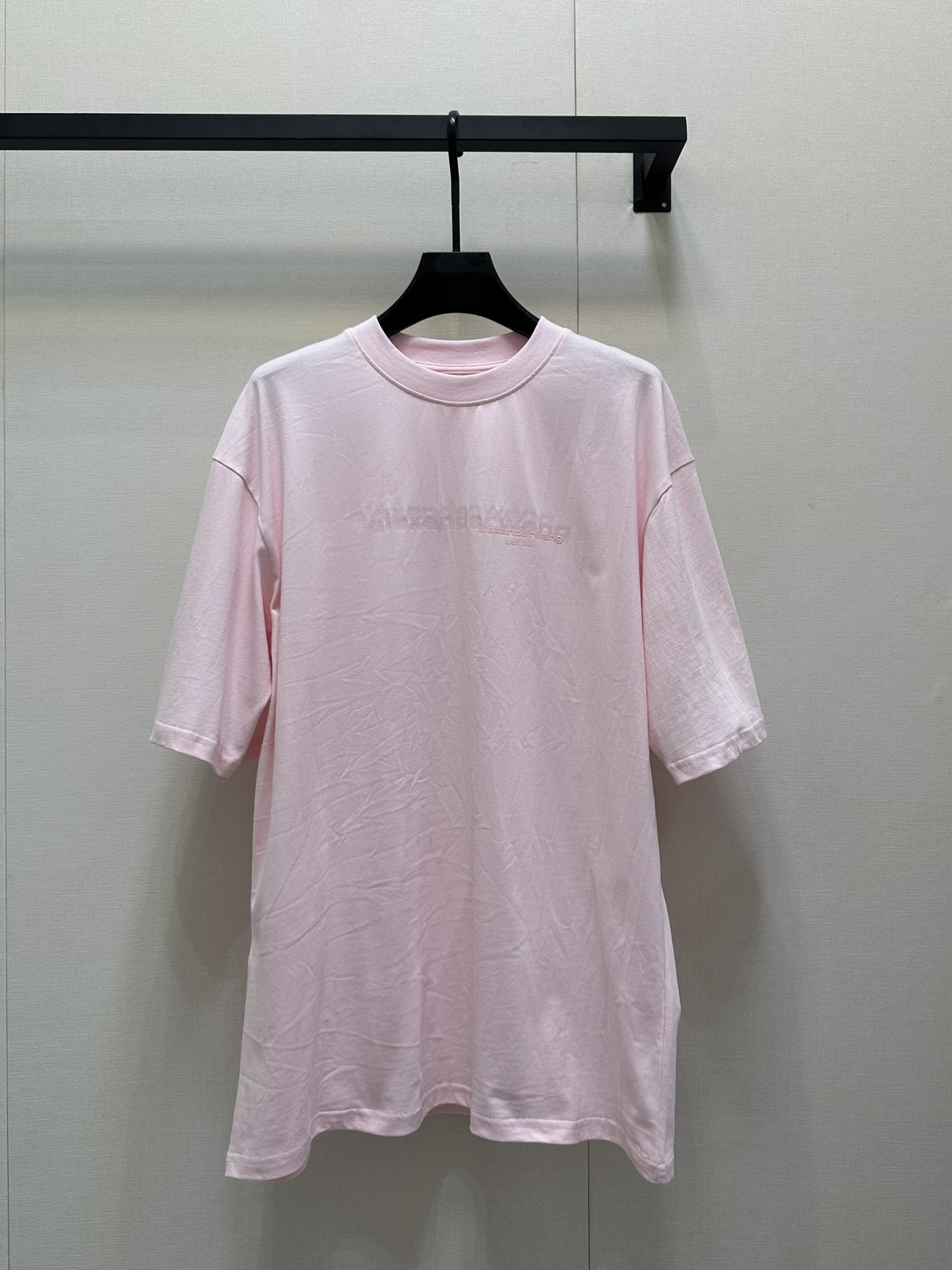 NO:335061,Alexand*r wang 25Ss spring and summer new style, letter round neck short-sleeved T-shirt original development!  High-end production!  Made of pure cotton with gram weight, full of drape, presents a slimming visual effect, uses washing technology to restore the uniform color, the letters on the chest outline the brand logo pattern of the floral body, collide with the color of the big body, fashionable and high-end feeling, create a personal style, fashionable and relaxed, single wear, stylish and fashionable, spot SML large-scale real shot, T-shirt,tees, t-shirt,alexander wang19860909Alexand*r wang 25Ss春夏新款 字母圆领短袖T恤 原版开发！高版出品！采用克重纯棉制成 垂坠感十足 呈现显瘦视觉效果 利用水洗工艺还原均匀本色 胸前字母勾勒出花体品牌徽标图案 与大身颜色碰撞 时尚高级感立现 打造个性风格 时髦松弛 单穿内搭都出彩时髦 现货 SML大货实拍,,T-shirt,tees，t-shirt,alexander wang,Women's clothing