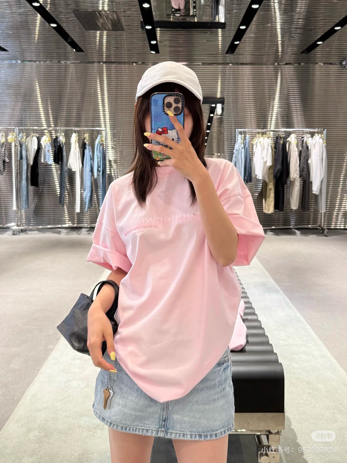 NO:409201,Alexand*r wang 25Ss spring and summer new style, letter round neck short-sleeved T-shirt original development!  High-end production!  Made of pure cotton with gram weight, full of drape, presents a slimming visual effect, uses washing technology to restore the uniform color, the letters on the chest outline the brand logo pattern of the floral body, collide with the color of the big body, fashionable and high-end feeling, create a personal style, fashionable and relaxed, single wear, and stylish, spot SML, T-shirt,tees, t-shirt,alexander wang19860909Alexand*r wang 25Ss春夏新款 字母圆领短袖T恤 原版开发！高版出品！采用克重纯棉制成 垂坠感十足 呈现显瘦视觉效果 利用水洗工艺还原均匀本色 胸前字母勾勒出花体品牌徽标图案 与大身颜色碰撞 时尚高级感立现 打造个性风格 时髦松弛 单穿内搭都出彩时髦 现货 SML,,T-shirt,tees，t-shirt,alexander wang,Women's clothing