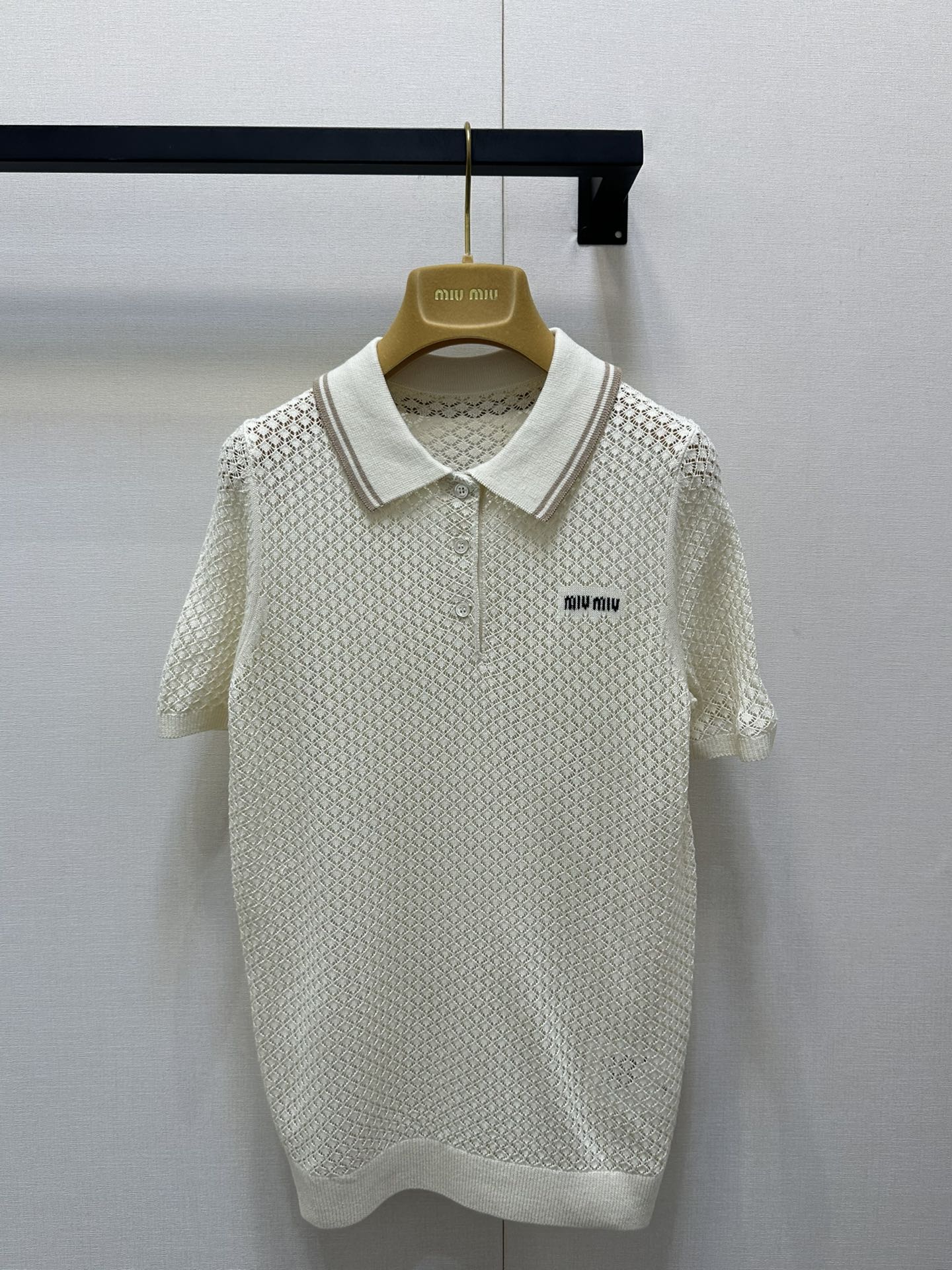 NO:335043,Miumi*2025 new product, hollow knitted lapel short sleeves, original development, high-end product, cotton yarn weaving, high-quality texture, breathable and comfortable, knitted lapel half-pallet short-sleeved top cut, the whole body is interwoven with hollow crochet texture, outlines the wavy diamond pattern, highlights the high-end feeling of outfit, the neckline stripes outline the cuffs and hem, elastic and tighter, more refined, slim outfit, the style is inclusive, showing the relaxed tone, the contrasting embroidery logo on the chest highlights the light luxury and fashionable temperament, can be worn alone, the first choice for fashionable outfits in all seasons, SML large-scale real shot,,miumiu, T-shirt, alexander wang19860909Miumi*2025新品 镂空针织翻领短袖 原版开发 高版出品 全棉纱线织造 质感高级 透气舒适 针织翻领半开襟短袖上衣剪裁 通体利用镂空钩针肌理交织 勾勒出波浪菱格花纹图案 凸显穿搭高级感 领口条纹勾勒袖口和下摆采用螺纹花边 弹性松紧更显精致 穿搭显瘦 版型包容身材 尽显松弛调性 胸前撞色刺绣徽标 凸显轻奢时髦气质 单穿叠穿均可 四季时尚穿搭首选 SML大货实拍,,miumiu,T-shirt,alexander wang,Women's clothing