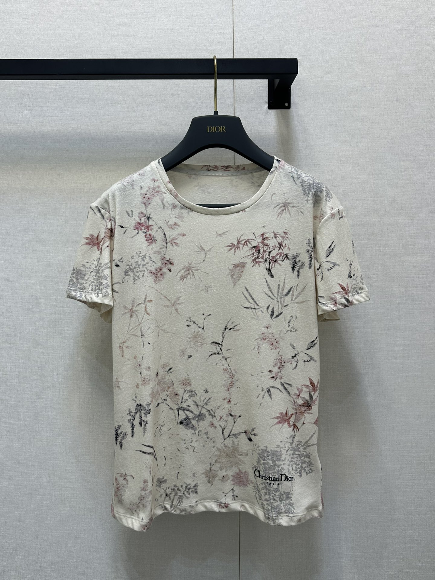 NO:410032,Dio*2025 new product, active printed forest series, original customized cotton material, breathable and comfortable, full texture, regular short-sleeved T-shirt cut, highlighting the brand style, made of gram-weight pure cotton, slightly elastic, presenting a slim visual effect, full of stamped branches and leaves, natural style pattern, creating a new Chinese style, fairy-like and casual personality, single-side waist letter logo makes the brand full of high-end design, single-wear inner wear is brilliant and fashionable, SML large-scale real shot,,dior,T-shirt,tees,t-shirt,alexander wang19860909Dio*2025新品 活性印花森系 原版定制棉材质 透气舒适 质感十足 常规短袖T恤裁剪 凸显品牌格调 采用克重纯棉制成 略带有弹力 呈现显瘦视觉效果 通体满印枝叶森系自然风格图案 打造新中式风格 仙气中不失休闲的个性 单侧腰身字母徽标让品牌高级设计感拉满 单穿内搭都出彩时髦 SML大货实拍,,dior,T-shirt,tees，t-shirt,alexander wang,Women's clothing