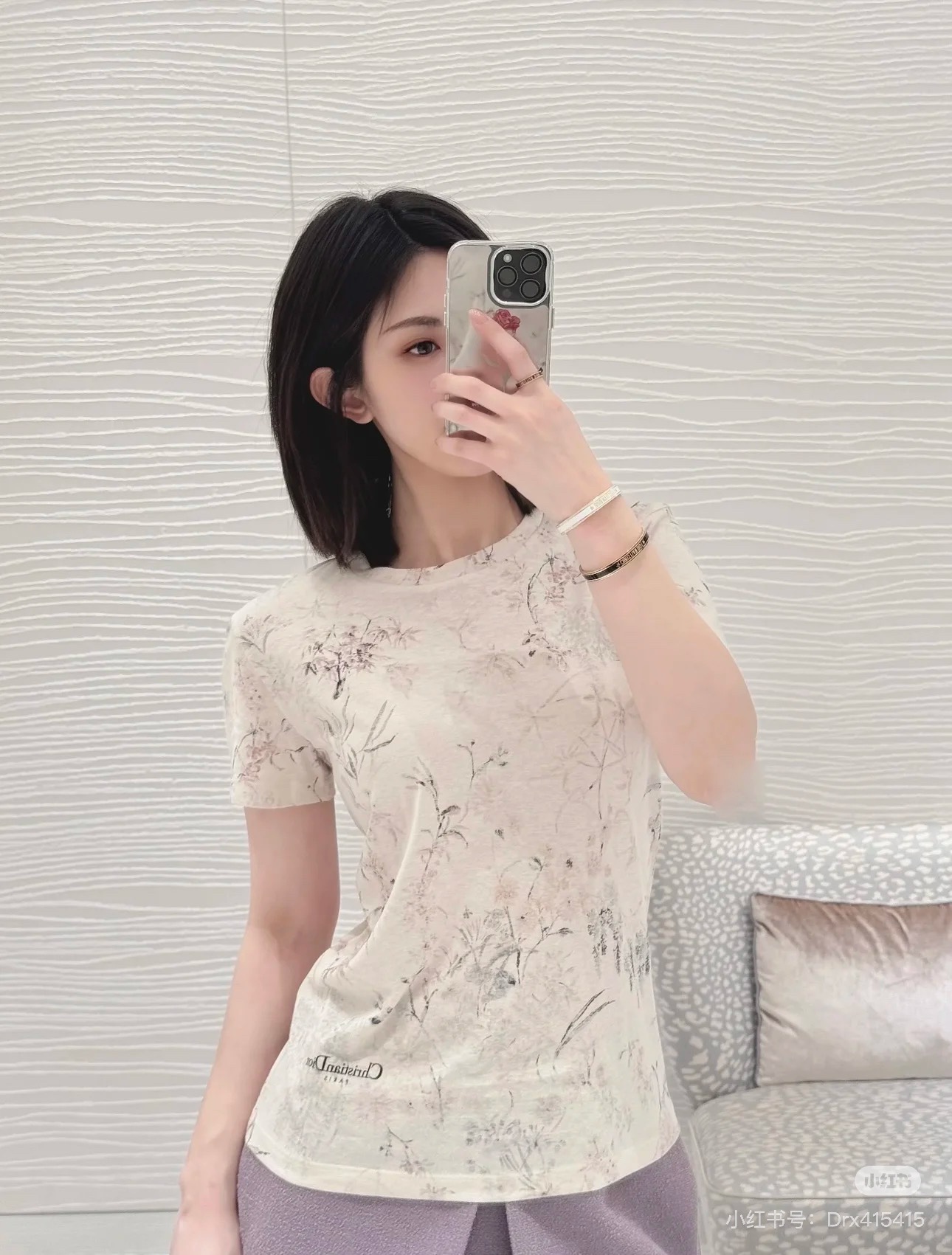 NO:409994,Dio*2025 new product, active printed forest series, original customized cotton material, breathable and comfortable, full texture, regular short-sleeved T-shirt cut, highlighting the brand style, made of gram-weight pure cotton, slightly elastic, presenting a slim visual effect, full of stamped branches and leaves, natural style pattern, creating a new Chinese style, fairy-like and casual personality, single-side waist letter logo makes the brand full of high-end design, and the inner wear is brilliant and fashionable SML,,dior,T-shirt,tees,t-shirt,alexander wang19860909Dio*2025新品 活性印花森系 原版定制棉材质 透气舒适 质感十足 常规短袖T恤裁剪 凸显品牌格调 采用克重纯棉制成 略带有弹力 呈现显瘦视觉效果 通体满印枝叶森系自然风格图案 打造新中式风格 仙气中不失休闲的个性 单侧腰身字母徽标让品牌高级设计感拉满 单穿内搭都出彩时髦 SML,,dior,T-shirt,tees，t-shirt,alexander wang,Women's clothing