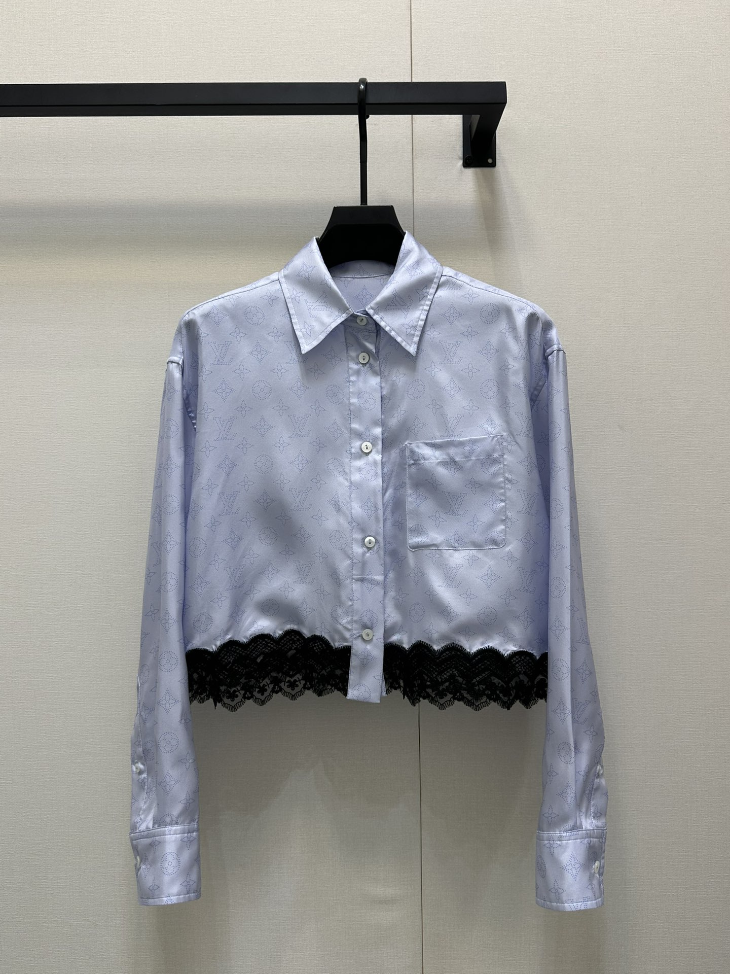 NO:410001,(Shirt) Louis Vuitto*2025 new silk-print spliced ​​lace tops and trousers must be included. Original development High-end production Hand-embroidery 16m silk twill satin, white butterfly buttons Rolls-Royce's best in buttons Skin-friendly and comfortable Floating and draped Short shirt trousers suit Full-body printed four-leaf clover elements and letter patterns Slack and fashionable With a full sense of old socialite long-sleeved shirt hem, exquisite lace, gorgeous and sexy atmosphere doubled, matched with the same series drawstring elastic waist wide-leg trousers, complete set of top body elegant and lazy, home wear SML large-scale real shot,,louis vuitton,shirts,real silk,alexander wang19860909（衬衫） Louis Vuitto*2025新品真丝印花拼接蕾丝上衣长裤一整套必入 原版开发 高版出品 手工刺绣 16姆真丝斜纹缎,白蝶贝扣 扣子中的劳斯莱斯极品 亲肤舒适 飘逸垂顺 短款衬衫长裤套装 通体满印四叶草元素和字母图案 松弛而时髦 带有满满名媛老钱感 长袖衬衫下摆 精致蕾丝 华丽性感氛围倍增 搭配同系列抽绳松紧腰阔腿长裤 成套上身典雅慵懒 家居外穿都 SML大货实拍,,louis vuitton,shirts,real silk,alexander wang,Women's clothing