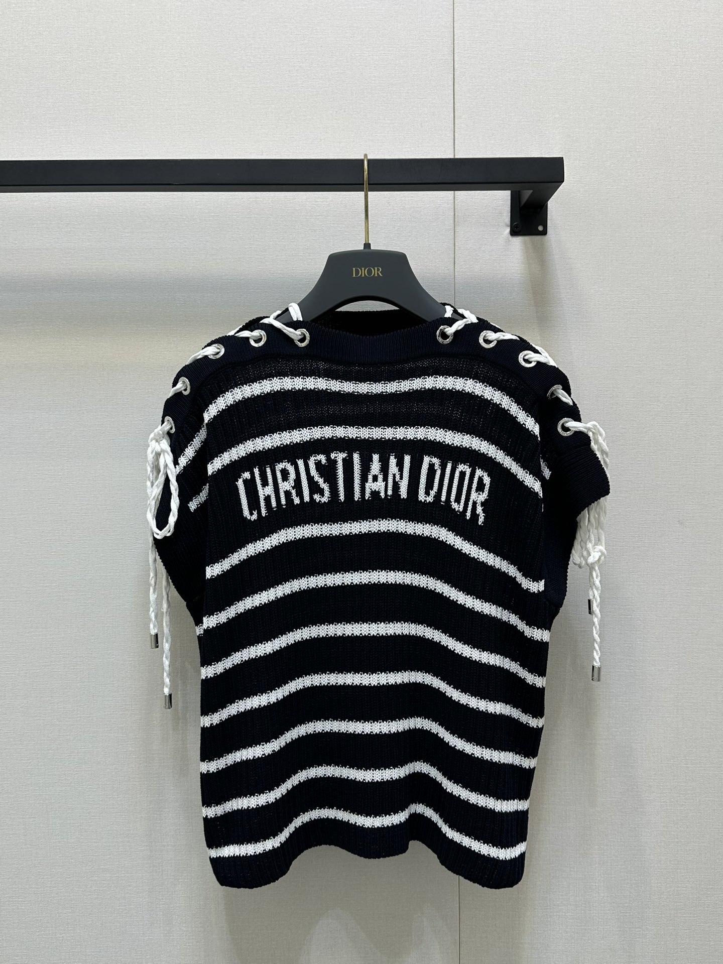 NO:410014,Dio*2025 new product rope knitted short sleeves Customized YB cotton yarn weaving delicate texture Soft and breathable Knitted short sleeve cuts Delicate knitted with elastic fabrics Regular sleeve styles show fashionable temperament Slimming and inclusive body shapes Fully striped chest letter logo decoration Show brand tone Symmetric piercing knot design on both sides of the shoulders Handsome cute Fully personality Knitable design Describe different ways of wearing Detachment and turns into a one-shoulder top The style does not pick the age and skin tone Match with skirts and pants Adapt to a fashionable style of age reduction SML large-scale real shots, Dior, skirts, T-shirt, alexander wang19860909Dio*2025新品绳结条纹针织短袖 定制YB全棉纱线织造 细腻肌理 柔软透气 针织短袖裁剪 通体细腻针织搭配弹性十足的面料 常规廓袖版型穿出时髦气质 显瘦包容身材 通体条纹胸前字母徽标装饰 展示品牌调性 肩膀两侧对称穿孔绳结设计 帅气可爱 个性十足 绳结可拆设计 演绎不同穿法 拆掉秒变一字肩上衣 款式不挑年龄肤色 搭配裙装裤装 适配减龄时髦风格 SML大货实拍,,dior,skirts,T-shirt,alexander wang,Women's clothing