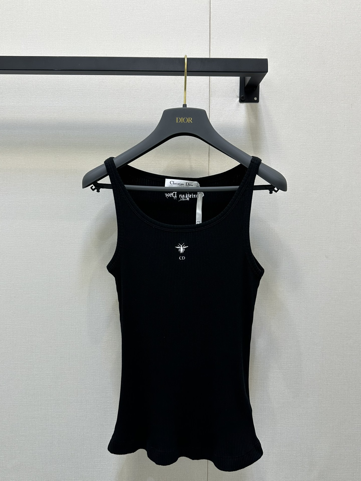 NO:410009,Dio* 25ss Spring and Summer New Style Letter Embroidered Cotton Ribbed Vest. Original Development!  High-end production!  The small vest that is simple and practical to wear without losing its high-end feel is simply a magical styling tool!  Full of personality!  Fashionable and a little sexy~ It's really super detailed online. Sisters, just feel at ease!  2 colors spot SML big-ticket real shot, dior, alexander wang19860909Dio* 25ss春夏新款 字母刺绣棉质罗纹背心.原版开发！高版出品！简约实穿又不失高级感的小背心 简直就是凹造型神器！个性十足！时髦又带着一丝性感～ 真的超绝细节在线 姐妹们放心入就对了！2色 现货 SML大货实拍,,dior,alexander wang,Women's clothing