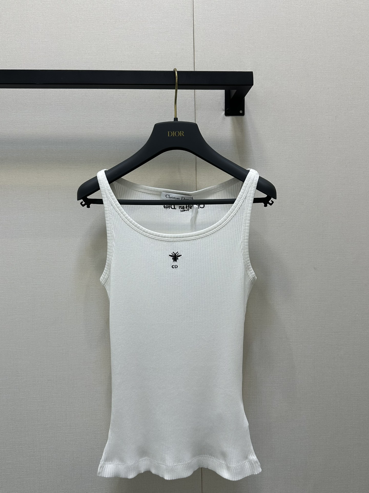 NO:409999,Dio* 25ss Spring and Summer New Style Letter Embroidered Cotton Ribbed Vest. Original Development!  High-end production!  The small vest that is simple and practical to wear without losing its high-end feel is simply a magical styling tool!  Full of personality!  Fashionable and a little sexy~ It's really super detailed online. Sisters, just feel at ease!  2 colors spot SML big-ticket real shot, dior, alexander wang19860909Dio* 25ss春夏新款 字母刺绣棉质罗纹背心.原版开发！高版出品！简约实穿又不失高级感的小背心 简直就是凹造型神器！个性十足！时髦又带着一丝性感～ 真的超绝细节在线 姐妹们放心入就对了！2色 现货 SML大货实拍,,dior,alexander wang,Women's clothing