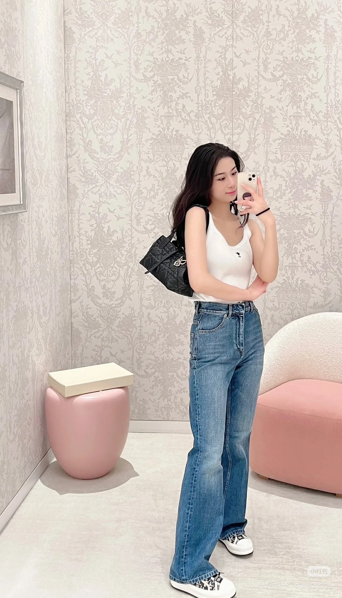 NO:410004,Dio* 25ss Spring and Summer New Style Letter Embroidered Cotton Ribbed Vest. Original Development!  High-end production!  The small vest that is simple and practical to wear without losing its high-end feel is simply a magical styling tool!  Full of personality!  Fashionable and a little sexy~ It's really super detailed online. Sisters, just feel at ease!  2 colors SML, dior,alexander wang19860909Dio* 25ss春夏新款 字母刺绣棉质罗纹背心.原版开发！高版出品！简约实穿又不失高级感的小背心 简直就是凹造型神器！个性十足！时髦又带着一丝性感～ 真的超绝细节在线 姐妹们放心入就对了！2色 现货 SML,,dior,alexander wang,Women's clothing