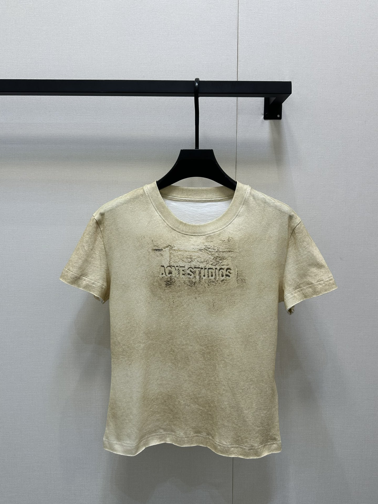 NO:410068,*25new MidSummer series, a small-sleeved short-sleeved T-shirt with an old-fashioned wash, a must-have for hot girls!  Exclusive customized yb imported cotton material, retro hot girl style outfit yyds!  One of the versatile items of fake two-piece design contrasting color palette, 1:1 super style, the latest summer item, accurate exclusive high-end version SML large-scale real shot, T-shirt, tees, t-shirt, alexander wang19860909*25new MidSummer系列 做旧水洗小版型短袖T恤,辣妹时髦精必入！ 独家定制yb进口棉材质,复古辣妹风穿搭yyds！假两件设计撞色调色盘百搭单品之一,1:1超赞版型,夏季最新单品,认准独家高版本 现货 SML大货实拍,,T-shirt,tees，t-shirt,alexander wang,Women's clothing