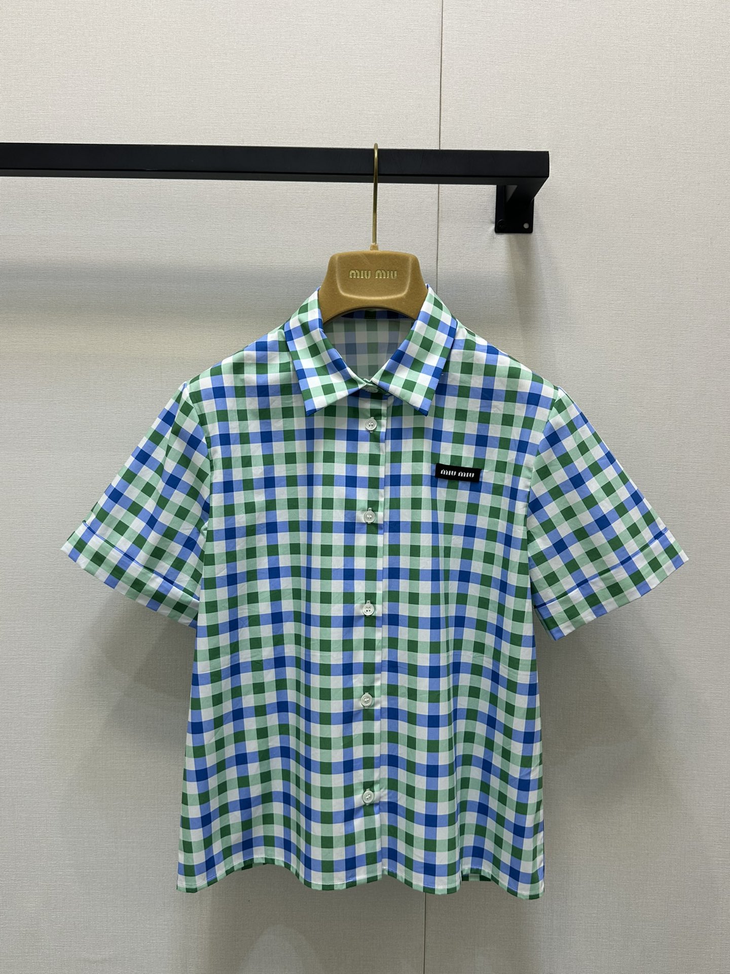 NO:410079,Miumi* 25Ss Spring and Summer New Style Logo Color Blocked Checked Short Sleeve Shirt. Original Developed!  High-end production!  The fresh and sweet plaid color combination and the short front shoulder style are full of vitality!  The plaid printing design is decorated with classic logo letters on the chest. The overall color is sweet and generous. The slightly wide-shouldered and versatile style is not picky!  Workmanship quality depends on details. Spot SML large-scale real-time photos, miumiu,shirts, T-shirt, alexander wang19860909Miumi* 25Ss春夏新款 徽标拼色格纹短袖衬衫.原版开发！高版出品！清新甜美的格纹配色搭配正肩短款版型,元气感满满！对版格纹印花设计,胸前经典徽标字母点缀,整体甜美大方,正肩微阔版型百搭不挑人！做工品质看细节.现货 SML大货实拍,,miumiu,shirts,T-shirt,alexander wang,Women's clothing