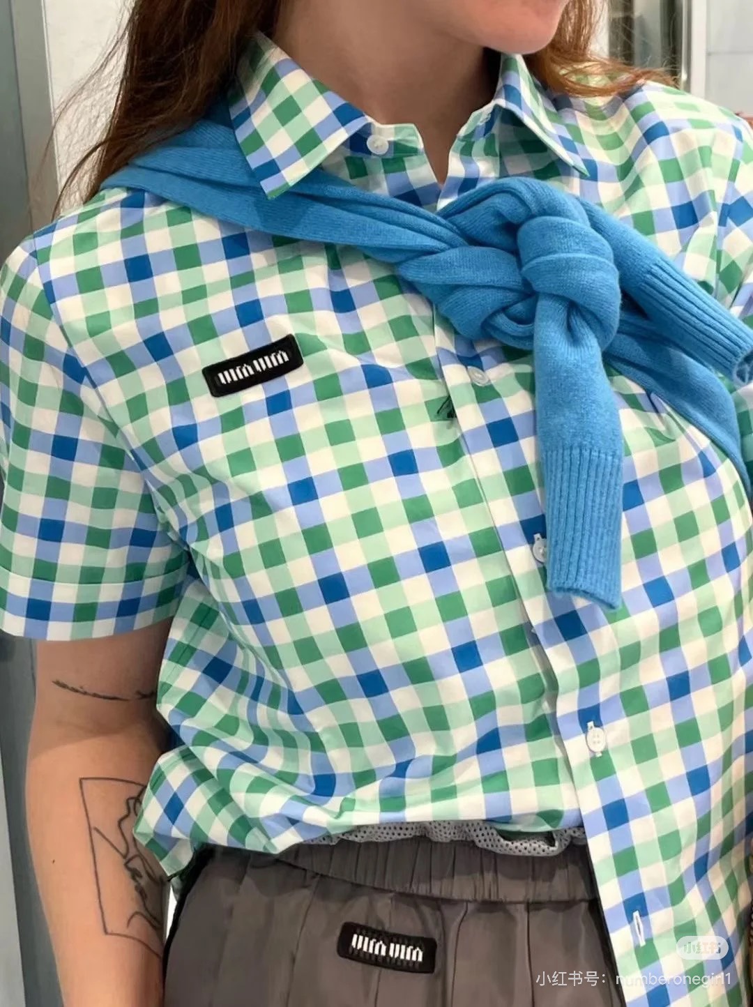 NO:410037,Miumi* 25Ss Spring and Summer New Style Logo Color Blocked Checked Short Sleeve Shirt. Original Developed!  High-end production!  The fresh and sweet plaid color combination and the short front shoulder style are full of vitality!  The plaid printing design is decorated with classic logo letters on the chest. The overall color is sweet and generous. The slightly wide-shouldered and versatile style is not picky!  Workmanship quality depends on details. Spot SML, miumiu,shirts,T-shirt,alexander wang19860909Miumi* 25Ss春夏新款 徽标拼色格纹短袖衬衫.原版开发！高版出品！清新甜美的格纹配色搭配正肩短款版型,元气感满满！对版格纹印花设计,胸前经典徽标字母点缀,整体甜美大方,正肩微阔版型百搭不挑人！做工品质看细节.现货 SML,,miumiu,shirts,T-shirt,alexander wang,Women's clothing