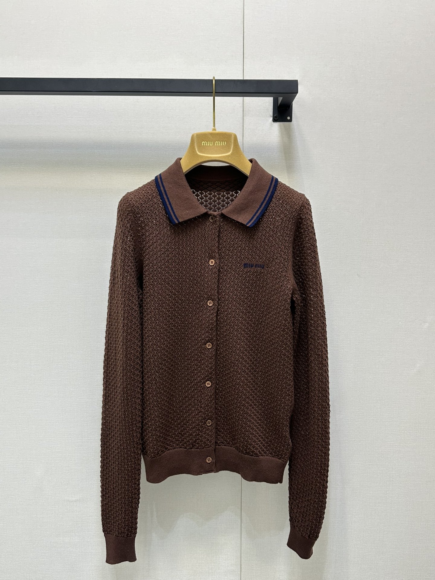 NO:410042,Miumi*2025 new product hollow knitted cardigan custom YB silk cotton thread weaving, high-quality texture, gloss and comfortable, knitted lapel cardigan cut, the whole body is intertwined with hollow crochet texture, outlines the wavy diamond pattern, highlights the high-end feeling of outfit, the neckline stripes outline the cuffs and hem, elastic and tighter, more refined, slim outfit, the style is inclusive, showing the relaxed tone, the contrasting embroidery logo on the chest highlights the light luxury and fashionable temperament, can be worn alone, the first choice for fashionable outfits in all seasons, SML large-scale real shots,,miumiu,alexander wang19860909Miumi*2025新品镂空针织开衫 定制YB丝棉线织造 质感高级 光泽舒适 针织翻领开衫剪裁 通体利用镂空钩针肌理交织 勾勒出波浪菱格花纹图案 凸显穿搭高级感 领口条纹勾勒袖口和下摆采用螺纹花边 弹性松紧更显精致 穿搭显瘦 版型包容身材 尽显松弛调性 胸前撞色刺绣徽标 凸显轻奢时髦气质 单穿叠穿均可 四季时尚穿搭首选 SML大货实拍,,miumiu,alexander wang,Women's clothing