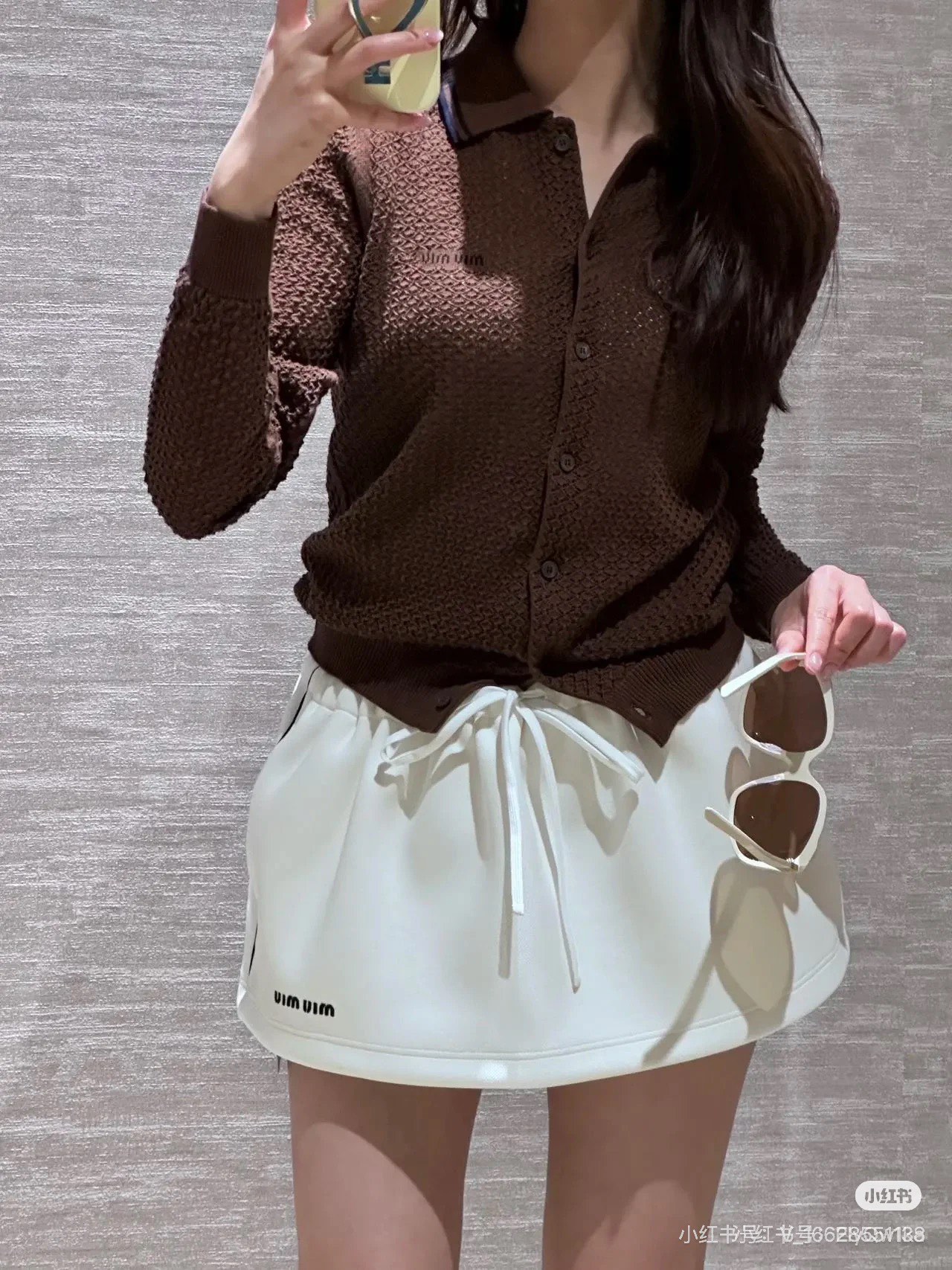 NO:410047,Miumi*2025 new product hollow knitted cardigan custom YB silk cotton thread weaving, high-quality texture, gloss and comfortable, knitted lapel cardigan tailoring, the whole body is interwoven with hollow crochet texture, outlines the wavy diamond pattern, highlights the high-end feeling of outfit, the neckline stripes outline the cuffs and hem, elastic and tighter, more refined, slim outfit, the style is inclusive, showing the relaxed tone, the contrasting embroidery logo on the chest highlights the light luxury and fashionable temperament, can be worn alone, the first choice for fashion outfits in all seasons SML,,miumiu,alexander wang19860909Miumi*2025新品镂空针织开衫 定制YB丝棉线织造 质感高级 光泽舒适 针织翻领开衫剪裁 通体利用镂空钩针肌理交织 勾勒出波浪菱格花纹图案 凸显穿搭高级感 领口条纹勾勒袖口和下摆采用螺纹花边 弹性松紧更显精致 穿搭显瘦 版型包容身材 尽显松弛调性 胸前撞色刺绣徽标 凸显轻奢时髦气质 单穿叠穿均可 四季时尚穿搭首选 SML,,miumiu,alexander wang,Women's clothing