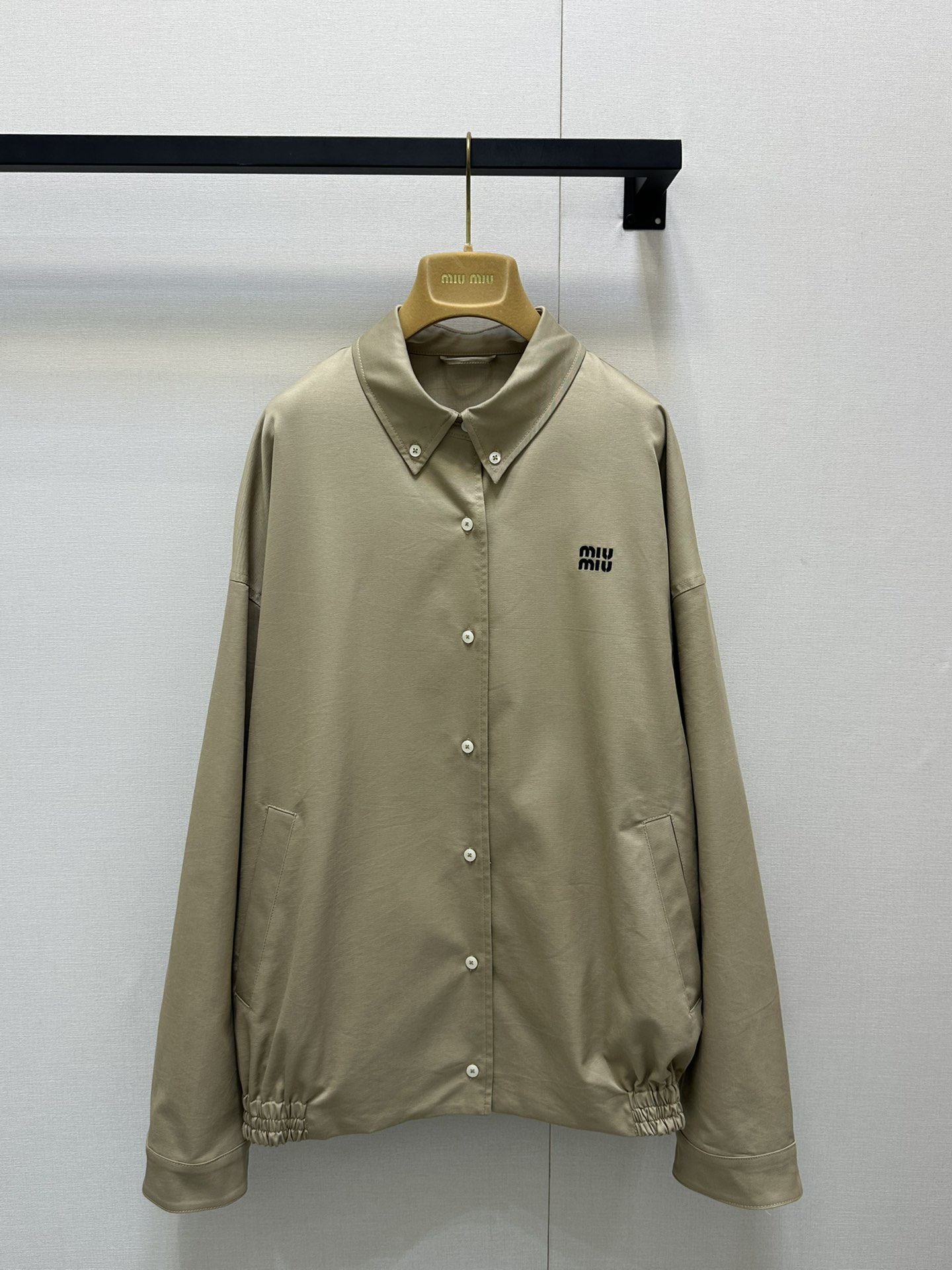 NO:410052,Miumi* 25Ss Spring and Summer New Intellectual Jacket Silhouette Jacket. Original Developed!  High-end production!  The double-layer fabric has three-dimensional and stylish craftsmanship, the positioning embroidered letter logo embellishes simple, atmospheric, low-key and luxurious, and the imported cotton poplin shirt fabric has a super texture. The loose and casual tailoring style is versatile and not picky about people. It is a must-have for a sweet and cool girl's wardrobe. You can see the quality of workmanship and keep it yourself!  Same style for men and women Spot SML large-scale real shots, miumiu, jackets & coats, jackets & coats,shirts,alexander wang19860909Miumi* 25Ss春夏新款 知识分子夹克廓形外套.原版开发！高版出品！双层面布工艺立体有型,定位刺绣字母logo点缀简约大气低调奢华,进口棉府绸衬衫面料质感超赞.宽松休闲剪裁版型百搭不挑人,甜酷风时髦少女衣橱必备.做工品质自己看.强烈自留款！男女同款 现货 SML大货实拍,,miumiu,jackets & coats,jackets & coats,shirts,alexander wang,Women's clothing