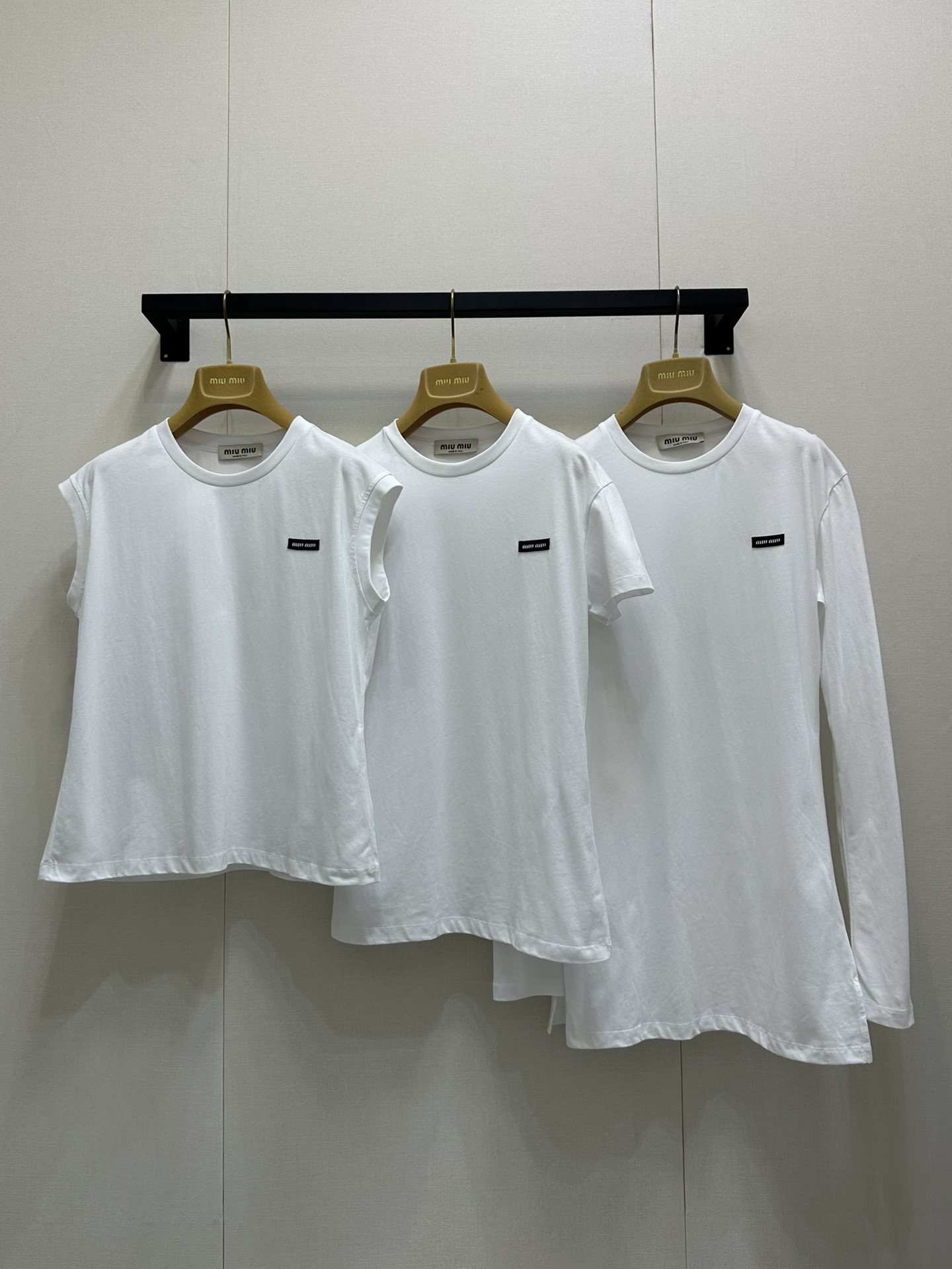 NO:411234,(Three-piece set with box) 24 FW early autumn new style, intellectual fashionable style micro-label round neck long-sleeved T-shirt three-piece set original development!  High-end white is really easy to match. Astor wash, three-piece layering is also very suitable for this year's popularity!  It is sweet and salty, and it is versatile and not picky!  Workmanship quality depends on details. Spot SML large-scale real-time photos, tees, t-shirt, alexander wang19860909（三件套配盒子） 24 FW早秋新款 知识分子时髦风微标圆领长袖T恤三件套 原版开发！高版出品 白色真的好搭配.阿斯特水洗 ,三件叠穿也很适合今年的流行！可甜可盐版型百搭不挑人！做工品质看细节.现货 SML大货实拍,,tees，t-shirt,alexander wang,Women's clothing