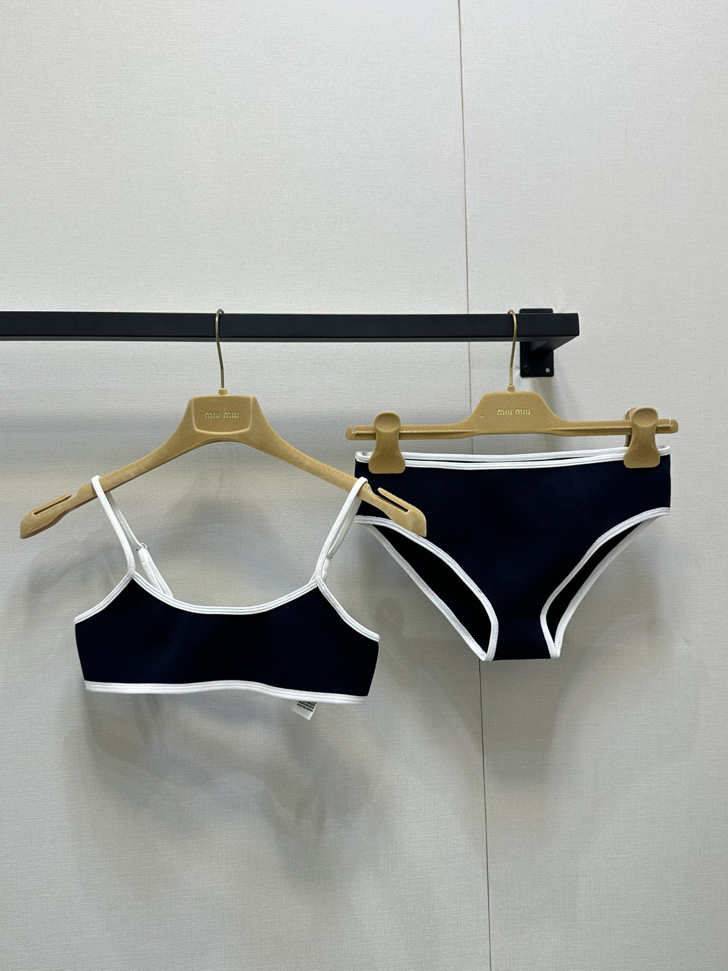 NO:411246,(Set) Miu25 new model. The two-piece set of inner wear is an iconic inner wear. It can be used as a swimsuit suspenders and shorts, and is cut with a contrasting color blended technology fabric. It is matched with a triangle tailoring to enhance the style and add a stylish and dynamic feeling!  Due to the particularity of close-fitting clothing, please do not try it in close-fitting for health protection and hygiene purposes. Know the real photos of large products, miumiu, shorts, swimsuits, alexander wang19860909（套装）Miu25新款 内搭两件套这款内搭饰以标志性的内搭 可当泳衣吊带与短裤,撞色质混纺科技面料剪裁,搭配三角形剪裁饰以对比鲜明的logo饰边,提升格调增添时尚动感！ 因贴身衣物的特殊性,出于健康保护和卫生目的,请勿贴身试穿 知悉大货实拍,,miumiu,shorts,swimsuits,alexander wang,Women's clothing