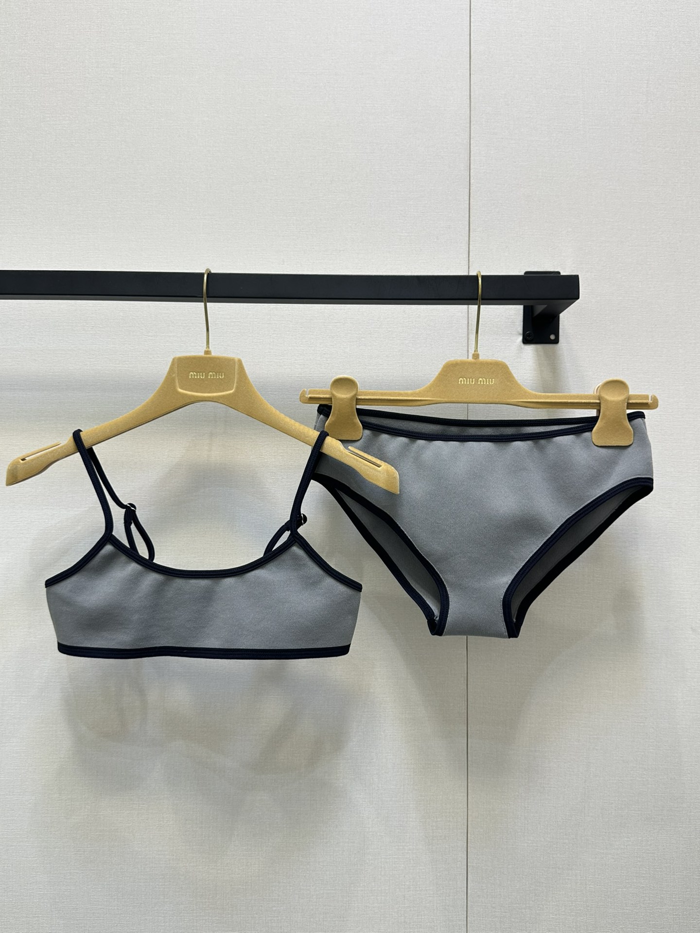 NO:411253,(Set) Miu25 new model. The two-piece set of inner wear is an iconic inner wear. It can be used as a swimsuit suspenders and shorts, and is cut with a contrasting color blended technology fabric. It is matched with a triangle tailoring to enhance the style and add a stylish and dynamic feeling!  Due to the particularity of close-fitting clothing, please do not try it in close-fitting for health protection and hygiene purposes. Know, miumiu, shorts, swimsuits, alexander wang19860909（套装）Miu25新款 内搭两件套这款内搭饰以标志性的内搭 可当泳衣吊带与短裤,撞色质混纺科技面料剪裁,搭配三角形剪裁饰以对比鲜明的logo饰边,提升格调增添时尚动感！ 因贴身衣物的特殊性,出于健康保护和卫生目的,请勿贴身试穿 知悉,,miumiu,shorts,swimsuits,alexander wang,Women's clothing