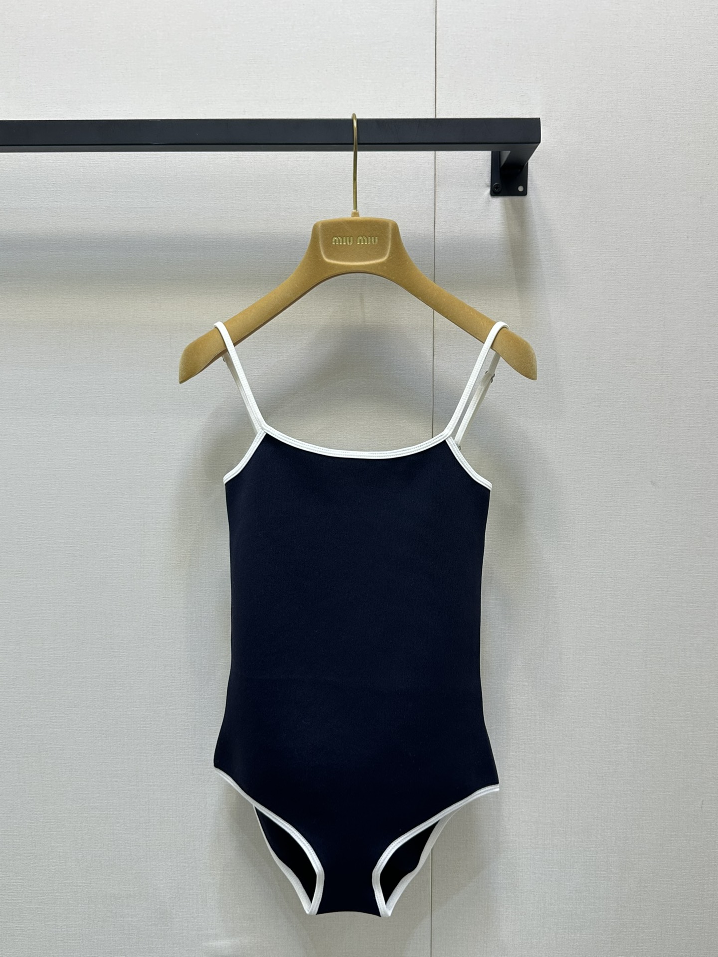 NO:411193,Miu*25new contrasting one-piece swimsuit big backless design is super hot girl~ The spring and summer show series is really amazing!  Exclusively customized imported yb technology cotton material, the upper body style is super slim and slim!  Contrasting color edge design is classic and outdated, with letters embellished by the waist logo, low-key and connotation~1:1 Super model, the latest summer items, the exclusive high-end version, spot SML large-scale real shot,,miumiu, swimsuits, alexander wang19860909Miu*25new撞色连体泳衣大露背设计超级辣妹～春夏秀款系列真的太绝了！ 独家定制进口yb科技棉材质,上身版型超级修身显瘦！撞色包边设计经典不过时,后腰logo徽标字母点缀,低调有内涵～1:1超赞版型 夏季最新单品 认准独家高版本 现货 SML大货实拍,,miumiu,swimsuits,alexander wang,Women's clothing