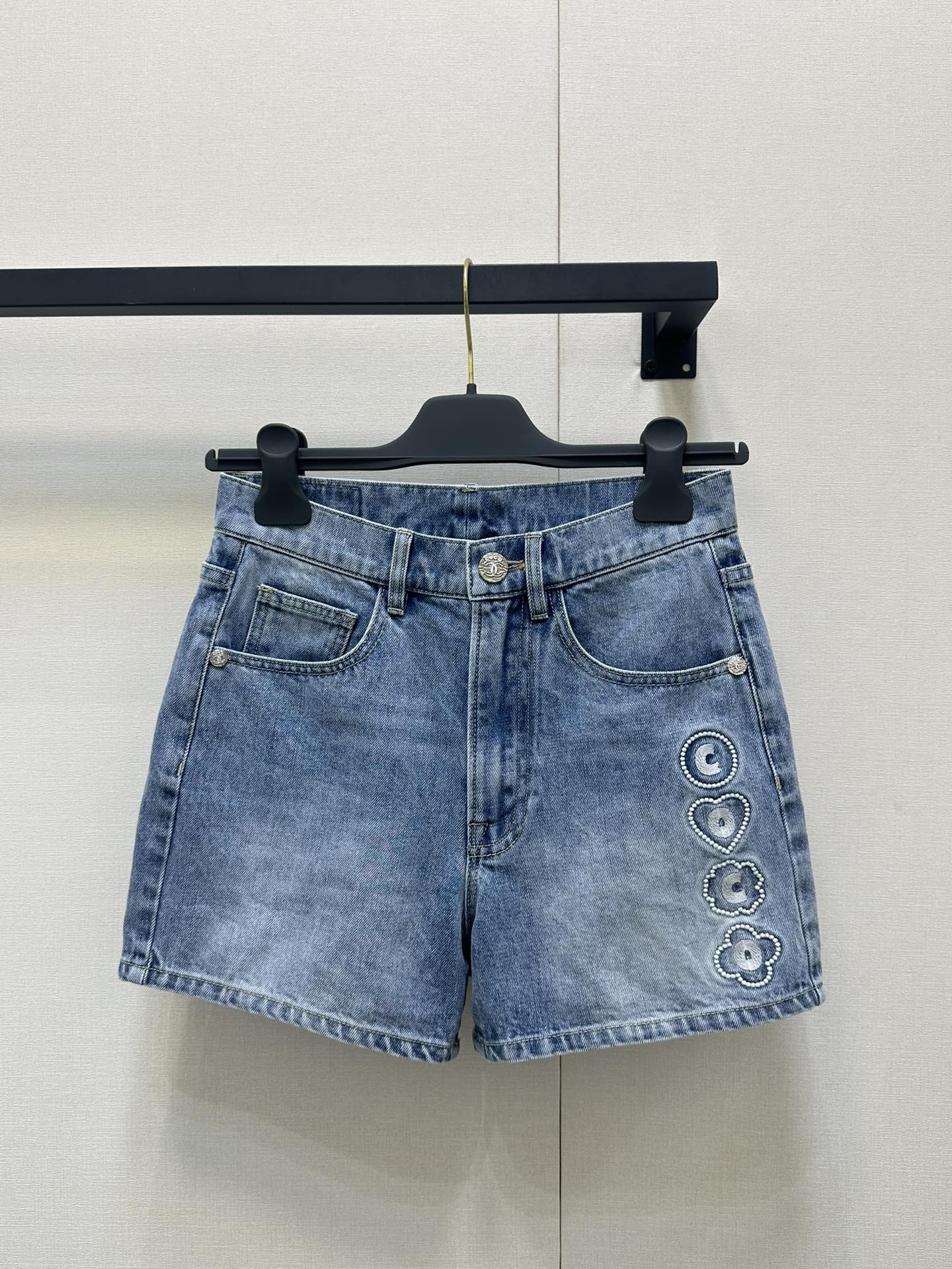 NO:411192,Chane* 25M Spring and Summer New Style Beach Series Letter Embroidered Denim Shorts. Original Developed!  High-end production!  Heavy craftsmanship washing fabric is soft and comfortable, delicate, the upper body has no sense of restraint, perfectly fits the body, showing the smooth line sense, and cleverly modifying the body proportions. The side heavy-duty embroidery pattern embellishment exquisite and luxurious can be easily matched whether it is daily travel or commuting. Spot SML large-scale real shots, chanel, shorts, alexander wang19860909Chane* 25M春夏新款 沙滩系列字母刺绣牛仔短裤.原版开发！高版出品！重工艺洗水面料柔软舒适 触感细腻 上身毫无束缚感剪裁完美贴合身形,既展现了流畅的线条感,又巧妙地修饰了身材比例 侧面重工刺绣图案点缀 精致奢华不论是日常出行还是通勤都能轻松驾驭搭配 现货 SML大货实拍,,chanel,shorts,alexander wang,Women's clothing