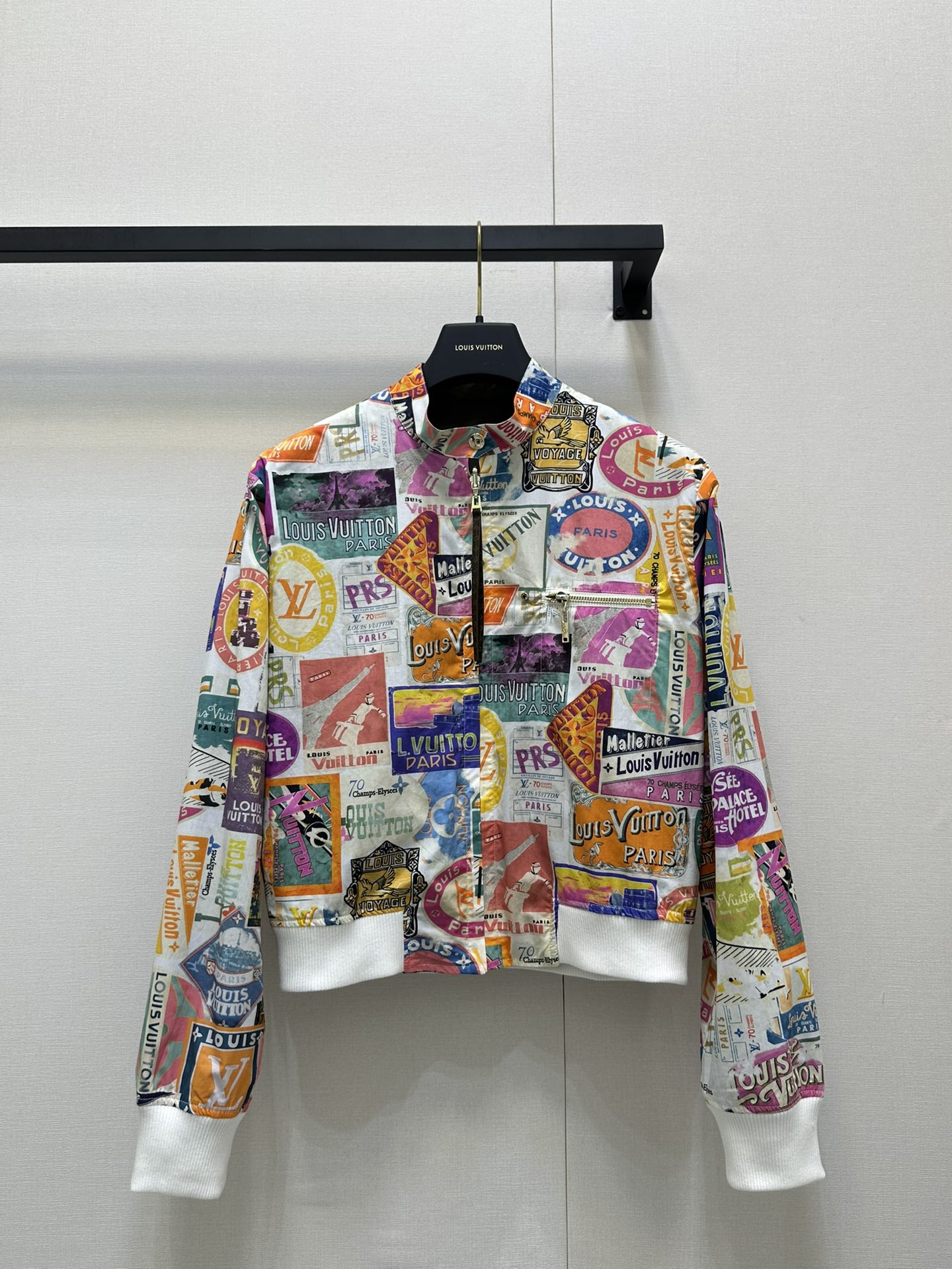 NO:411120,Louis Vuitto*2025 new product wears badge printed flight jacket on both sides. Original development High-end product Imported thick twill material Texture glossy, sleek and stylish Zippered flight jacket on both sides Wear design One side uses dopamine color badge elements as the background color One side is brown plain color with letter embroidery on the chest can be gorgeous and clean. Various combinations of visual effects are full of personality and creativity. With leather buckle details, the brand's advanced design feels full. It is fashionable no matter how to match. Threaded edge elastic adjustment is more casual and flexible to meet various needs and matches. Fashionable trend SML large-scale real shots,,louis vuitton, jackets & coats, jackets & coats, alexander wang19860909Louis Vuitto*2025新品两面穿徽章印花飞行夹克.原版开发 高版出品 进口加厚斜纹稠材质 质感光泽 垂顺有型 拉链飞行夹克外套 两面穿设计 一面以多巴胺色彩徽章元素为底色 一面棕色素色搭配胸前字母刺绣 可华丽可素净 多种搭配视觉效果充满个性和创意 配合皮扣细节 品牌高级设计感拉满 怎么搭都出彩时髦 螺纹包边松紧调节 更休闲灵活 满足多种需求搭配 时髦潮流 SML大货实拍,,louis vuitton,jackets & coats,jackets & coats,alexander wang,Women's clothing