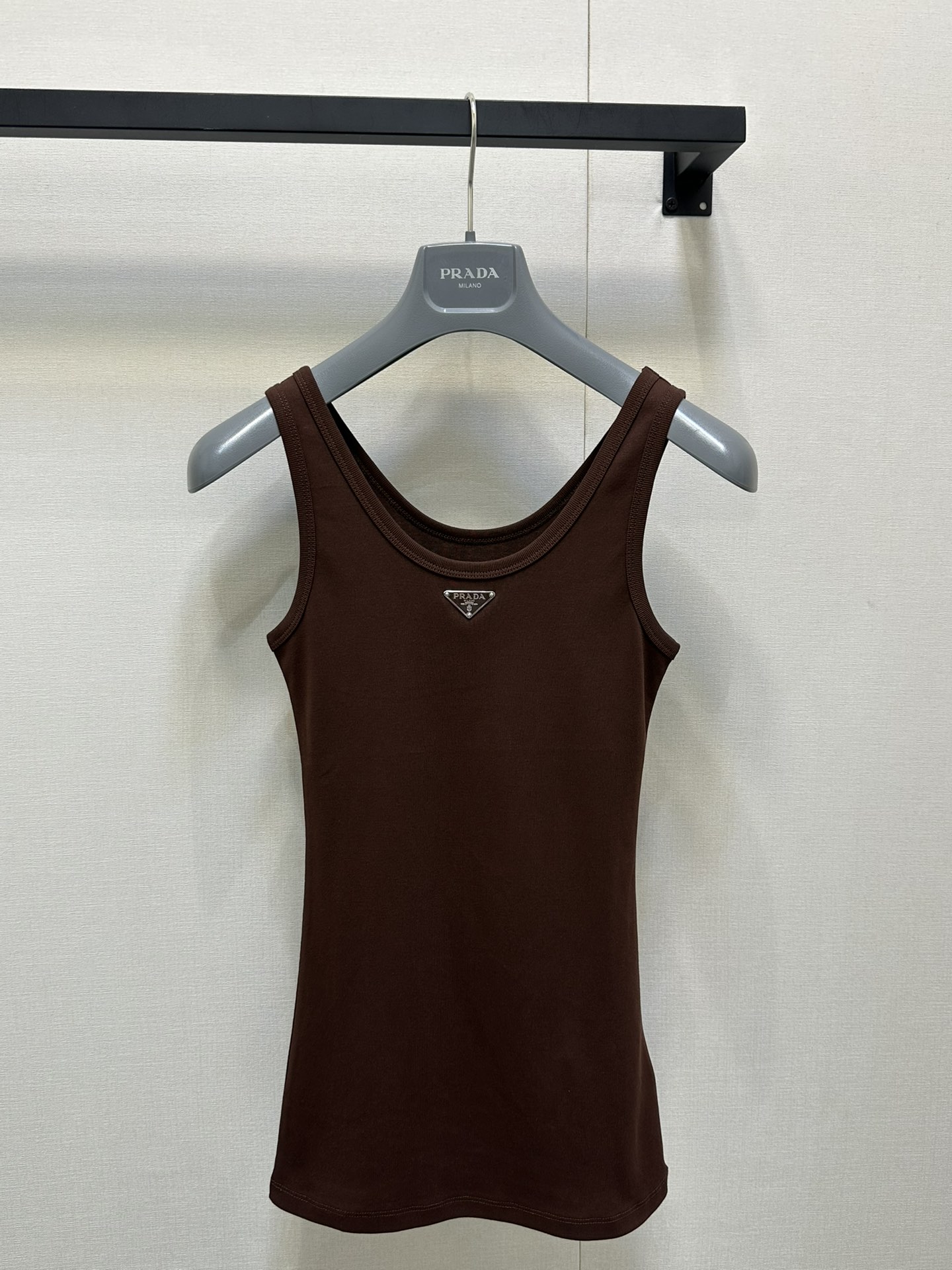 NO:411207,Prad* 25Ss spring and summer new style triangular elevated solid cotton vest. Original development!  High-end production!  The workmanship details are in place!  Imported fabrics are exquisite and invincible in texture!  The temperament of a girl with age reduction is versatile, and the classic slim fit H-style greatly reduces slimming!  Fashionable essential items. 2 colors SML large-scale real shots, prada, alexander wang19860909Prad* 25Ss春夏新款 三角标高定纯棉背心.原版开发！高版出品！版型做工细节全面到位！进口面料细腻质感无敌！减龄少女气质百搭,经典修身H版型巨减瘦！时髦必备单品.2色 现货 SML大货实拍,,prada,alexander wang,Women's clothing