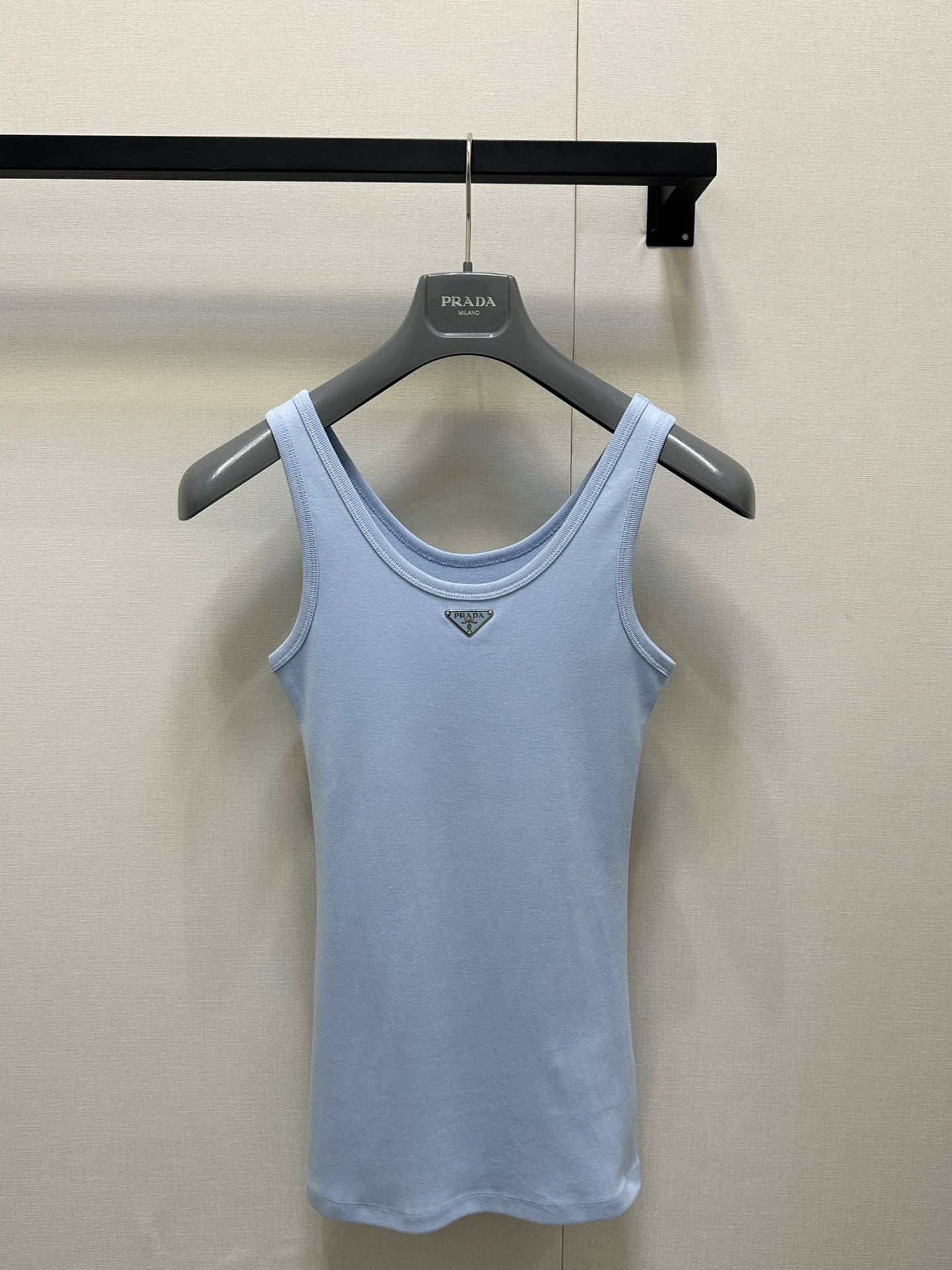 NO:411221,Prad* 25Ss spring and summer new style triangular elevated solid cotton vest. Original development!  High-end production!  The workmanship details are in place!  Imported fabrics are exquisite and invincible in texture!  The temperament of a girl with age reduction is versatile, and the classic slim fit H-style greatly reduces slimming!  Fashionable essential items. 2 colors SML large-scale real shots, prada, alexander wang19860909Prad* 25Ss春夏新款 三角标高定纯棉背心.原版开发！高版出品！版型做工细节全面到位！进口面料细腻质感无敌！减龄少女气质百搭,经典修身H版型巨减瘦！时髦必备单品.2色 现货 SML大货实拍,,prada,alexander wang,Women's clothing