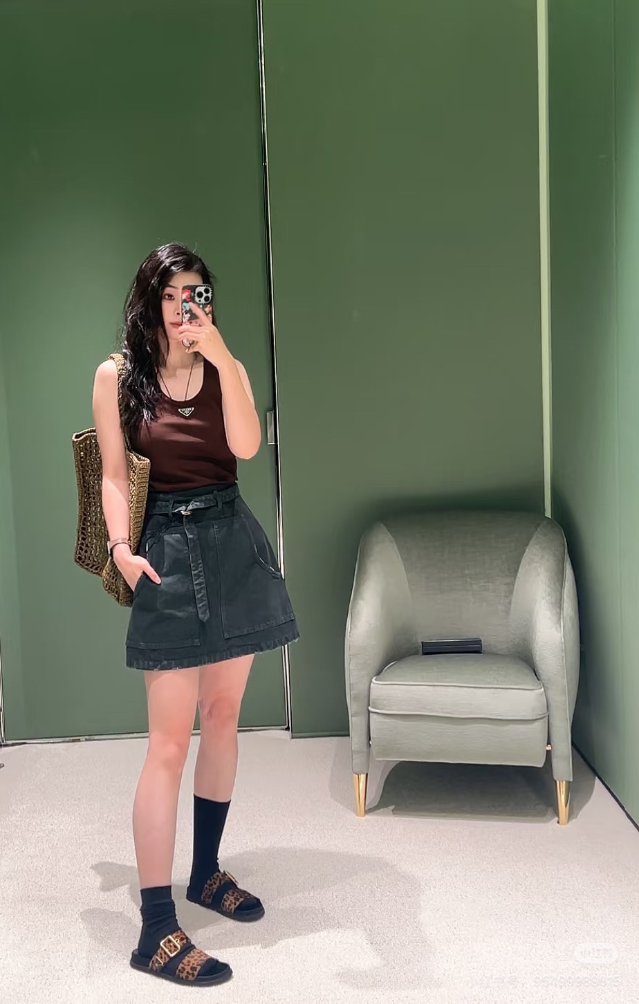 NO:411214,Prad* 25Ss spring and summer new style triangular elevated solid cotton vest. Original development!  High-end production!  The workmanship details are in place!  Imported fabrics are exquisite and invincible in texture!  The temperament of a girl with age reduction is versatile, and the classic slim fit H-style greatly reduces slimming!  Fashionable essential items. 2 colors SML, prada, alexander wang19860909Prad* 25Ss春夏新款 三角标高定纯棉背心.原版开发！高版出品！版型做工细节全面到位！进口面料细腻质感无敌！减龄少女气质百搭,经典修身H版型巨减瘦！时髦必备单品.2色 现货 SML,,prada,alexander wang,Women's clothing