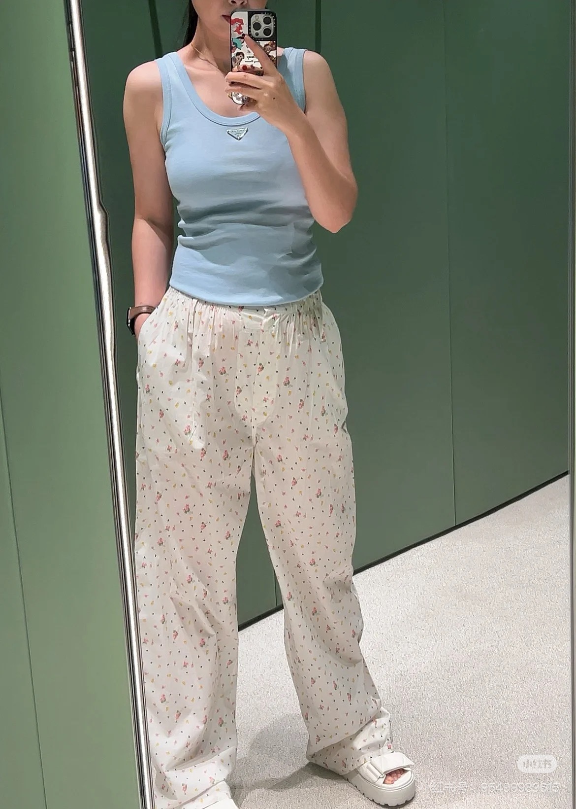 NO:411228,Prad* 25Ss spring and summer new style triangular elevated solid cotton vest. Original development!  High-end production!  The workmanship details are in place!  Imported fabrics are exquisite and invincible in texture!  The temperament of a girl with age reduction is versatile, and the classic slim fit H-style greatly reduces slimming!  Fashionable essential items. 2 colors SML, prada, alexander wang19860909Prad* 25Ss春夏新款 三角标高定纯棉背心.原版开发！高版出品！版型做工细节全面到位！进口面料细腻质感无敌！减龄少女气质百搭,经典修身H版型巨减瘦！时髦必备单品.2色 现货 SML,,prada,alexander wang,Women's clothing