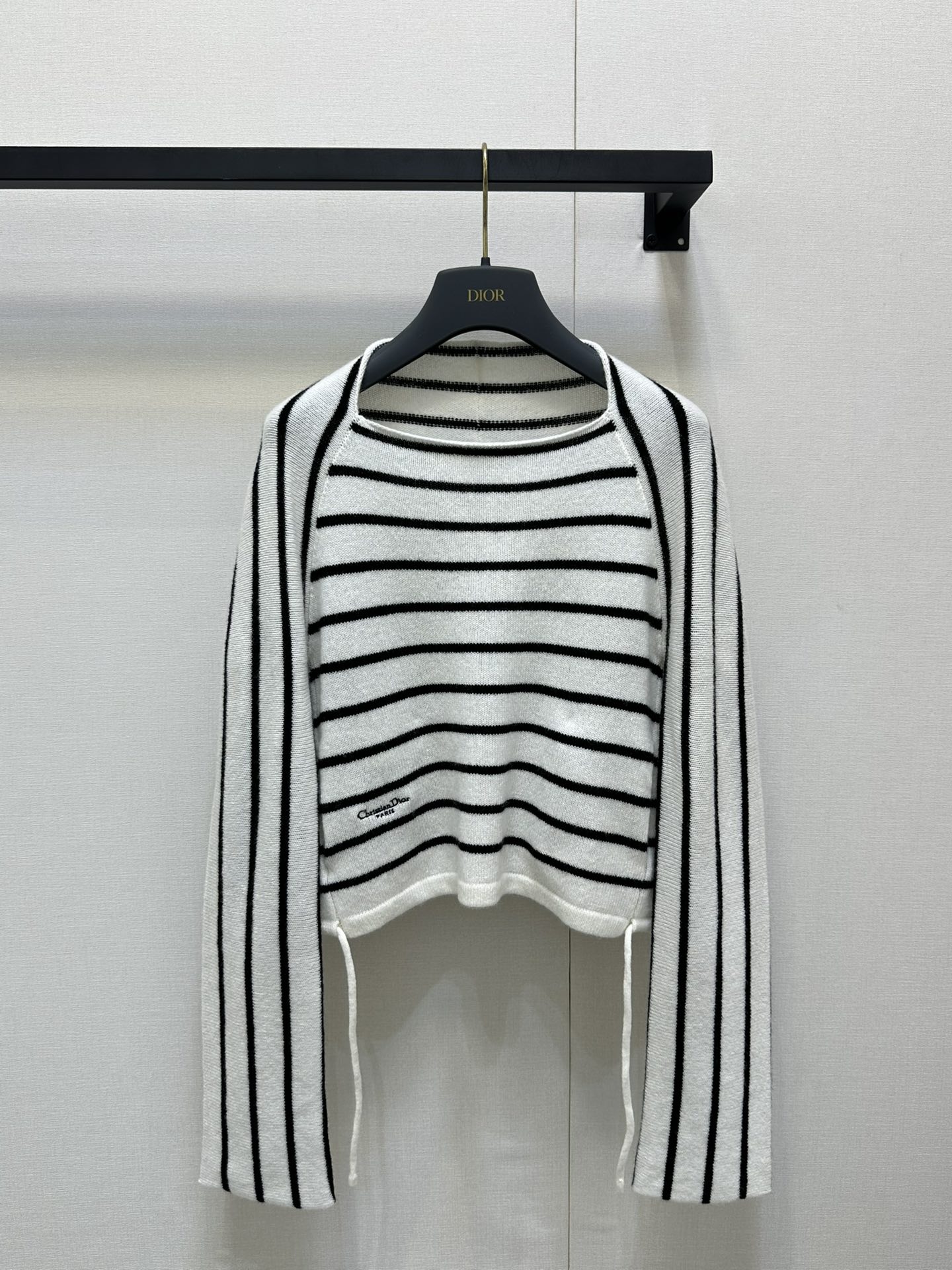 NO:411130,Dio*2025 new product, drawstring striped wool top, original development, high-end product, wool yarn weaving, dense fine needle craftsmanship, comfortable and elastic, full texture, fall shoulder pullover sweater cut, irregular rotator sleeve design, black and white color stripes form an echo, showing the charm of the college style, hem with drawstring laces creates a lazy effect, add sweetness, letter embroidery on the front waist side, increase brand style, regular silhouette style, full Korean style, transform into a young idol heroine, SML large-scale real shot,,dior,sweaters,alexander wang19860909Dio*2025新品 抽绳条纹羊毛上衣 原版开发 高版出品 羊毛纱线织造 密实细针工艺 舒适弹力 质感十足 落肩套头毛衣剪裁 不规则肩袖设计 黑白配色条纹形成呼应 尽显学院风魅力 下摆配合抽绳系带制造慵懒效果 增添甜美感 正面腰侧点缀字母刺绣 增加品牌格调 常规廓形版型 上身满满韩系范儿 化身青春偶像女主 SML大货实拍,,dior,sweaters,alexander wang,Women's clothing