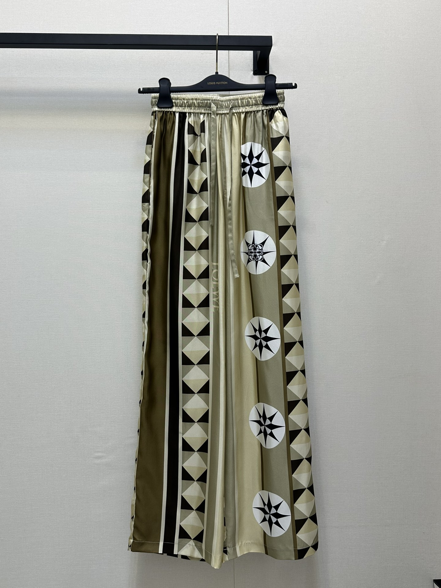 NO:411161,(Trousers) *25new geometric pattern halter neck vest printing design is full of artistic sense, geometric patterns form visual collision with five-pointed stars exclusive custom imported yb mulberry silk fabric, logo hardware accessories at the neckline are embellished with halter neck style, perfectly showing the collarbone and right-angled shoulder brown tone, the upper body is so gentle!  1:1 Superior style, the latest summer items, the exclusive high-end version, real shot of SML large-scale goods, alexander wang19860909（长裤）*25new几何图案挂脖背心印花设计艺术感十足,几何图案与五角星形成视觉碰撞独家定制进口yb桑蚕丝面料,领口处logo五金配饰点缀搭配挂脖款式,完美展现锁骨和直角肩棕色系色调上身温柔到不行！1:1超赞版型 夏季最新单品 认准独家高版本 SML大货实拍,,alexander wang,Women's clothing