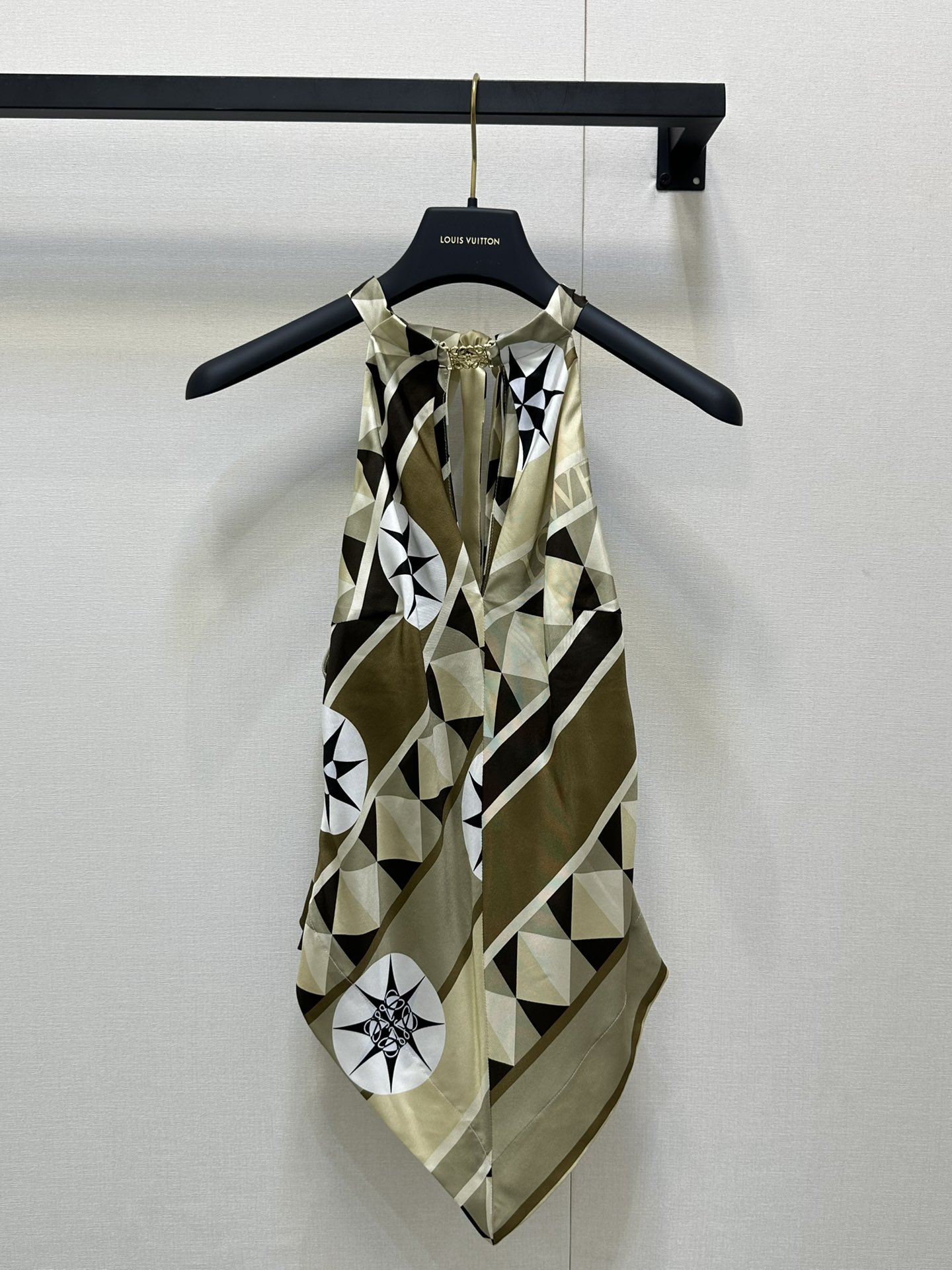 NO:411145,Vest) *25new geometric pattern halter neck vest printing design is full of artistic sense, geometric patterns form visual collision with five-pointed stars, exclusive custom imported yb mulberry silk fabric, logo hardware accessories at the neckline are decorated with halter neck style, perfectly showing the collarbone and right-angled shoulder brown tone, the upper body is so gentle!  1:1 Superior style, the latest summer items, the exclusive high-end version, real shot of SML large-scale goods, alexander wang19860909背心）*25new几何图案挂脖背心印花设计艺术感十足,几何图案与五角星形成视觉碰撞独家定制进口yb桑蚕丝面料,领口处logo五金配饰点缀搭配挂脖款式,完美展现锁骨和直角肩棕色系色调上身温柔到不行！1:1超赞版型 夏季最新单品 认准独家高版本 SML大货实拍,,alexander wang,Women's clothing