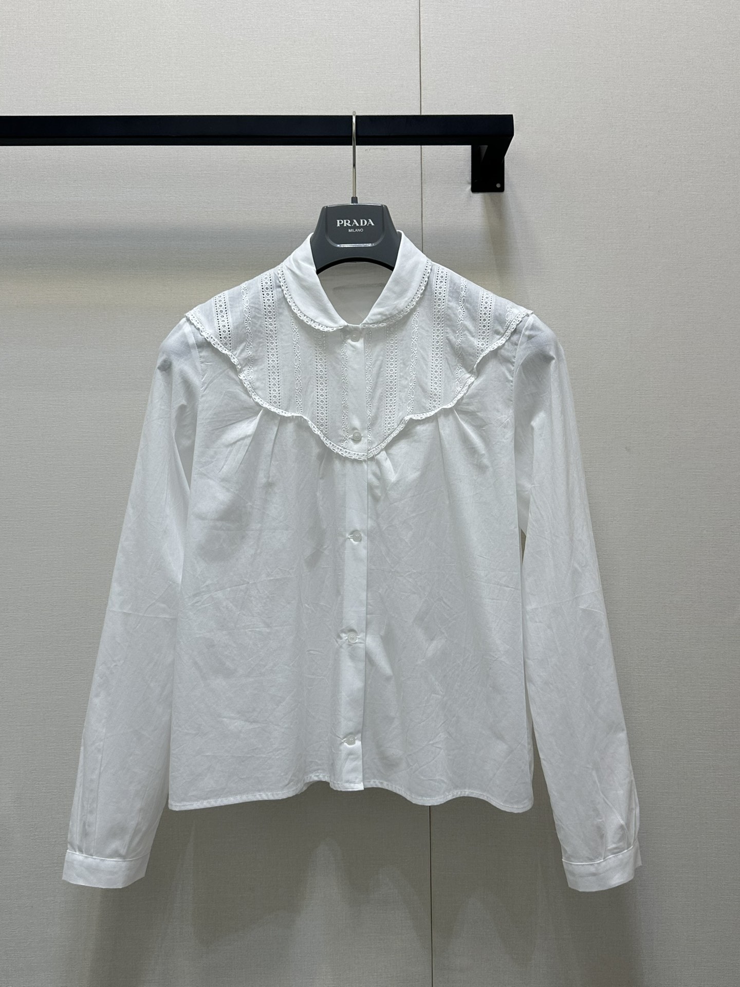 NO:413503,Prad* 25Ss Spring and Summer New Style Hollow Embroidered Lace Shirt. Original Developed!  High-end production!  100% pure cotton material, soft and skin-friendly, exquisite lace hollow patterns on the neckline, outlining romantic outlines. The lantern sleeve design is retro and playful. It is fresh and eye-catching in one wear. It can easily create a sense of layering with a jacket, unlocking you a variety of fashionable styles. Spot SML large-scale real shots, prada, jackets & coats, alexander wang19860909Prad* 25Ss春夏新款 镂空刺绣花边衬衣.原版开发！高版出品！采用百分百纯棉材质,柔软亲肤,领口精致蕾丝镂空花纹,勾勒出浪漫轮廓.灯笼袖设计,复古又俏皮 .单穿清新吸睛,搭配外套亦能轻松打造层次感,为你解锁多样时尚造型.现货SML大货实拍,,prada,jackets & coats,alexander wang,Women's clothing