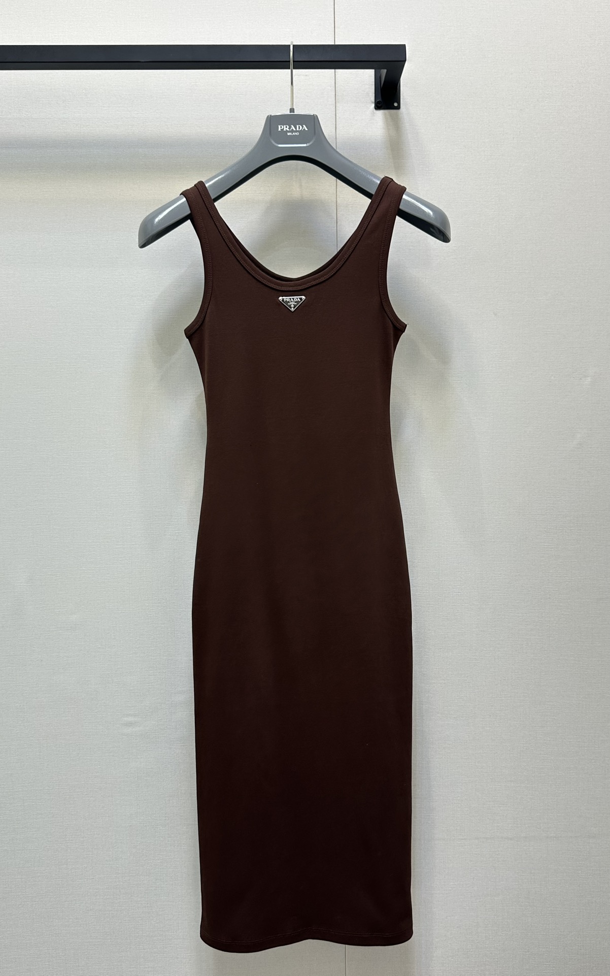 NO:413515,Prad* 25Ss Spring and Summer New Stretch Cotton Dress丨Original Development!  High-end production!  Coffee color enriches the texture of this sleeveless stretch cotton dress. Light blue, as a classic summer element, adds vitality to this slim outfit and is decorated with the iconic triangle logo. Spot SML large-scale real shot, prada, skirts, alexander wang19860909Prad* 25Ss春夏新款 弹力棉连衣裙丨原版开发！高版出品！咖啡色丰富了这款无袖弹力棉连衣裙的质感.浅蓝色作为夏季经典元素,为这款修身服饰增添活力,并装饰有标志性的三角形徽标.现货 SML大货实拍,,prada,skirts,alexander wang,Women's clothing