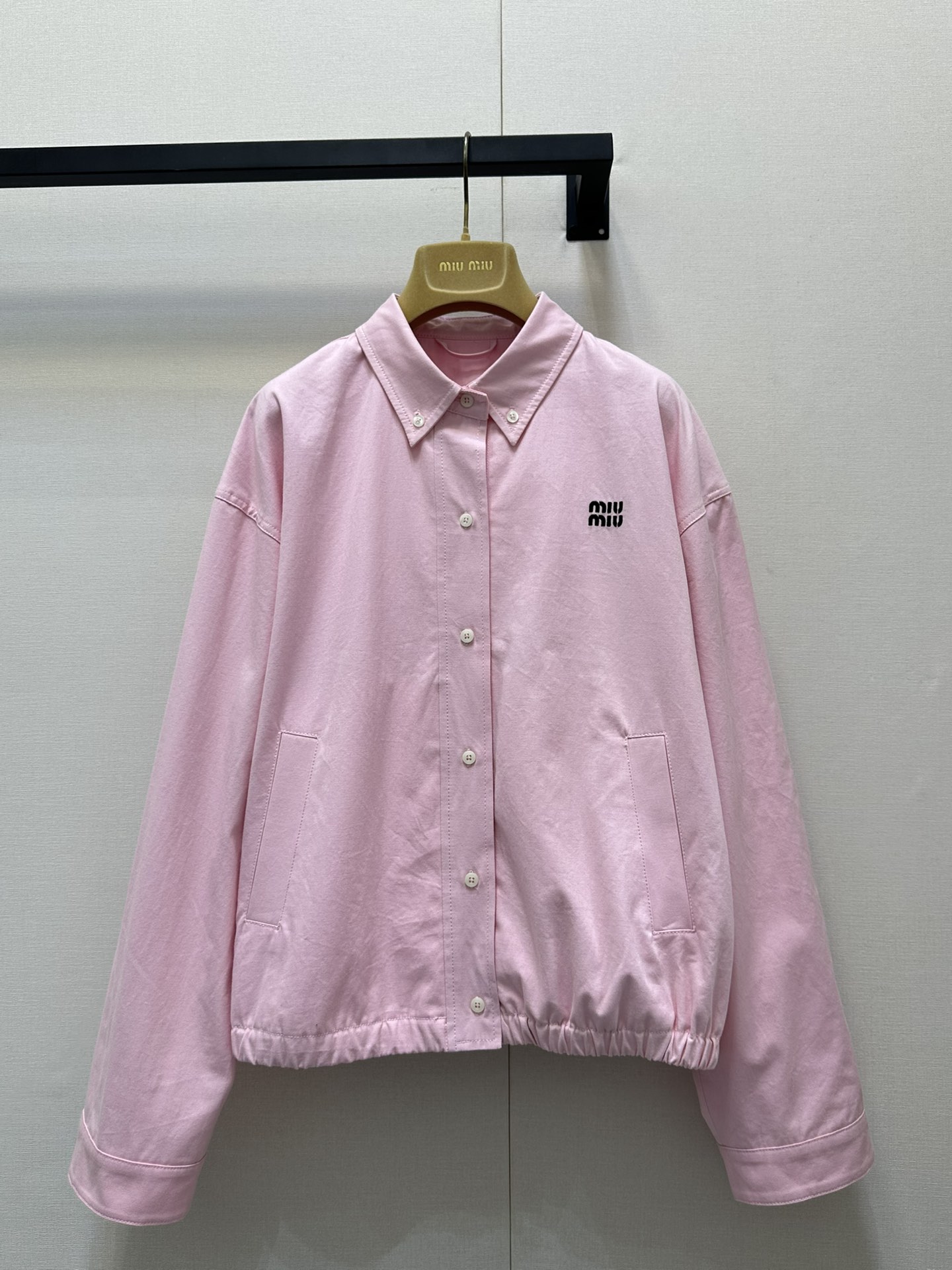 NO:413587,Miumi* 25Ss Spring and Summer New Intellectual Jacket Silhouette Jacket. Original Developed!  High-end production!  The double-layer fabric has three-dimensional and stylish craftsmanship, the positioning embroidered letter logo embellishes simple, atmospheric, low-key and luxurious, and the imported cotton poplin shirt fabric has a super texture. The loose and casual tailoring style is versatile and not picky about people. It is a must-have for a sweet and cool girl's wardrobe. You can see the quality of workmanship and keep it yourself!  Same style for men and women Spot SML large-scale real shots, miumiu, jackets & coats, jackets & coats,shirts,alexander wang19860909Miumi* 25Ss春夏新款 知识分子夹克廓形外套.原版开发！高版出品！双层面布工艺立体有型,定位刺绣字母logo点缀简约大气低调奢华,进口棉府绸衬衫面料质感超赞.宽松休闲剪裁版型百搭不挑人,甜酷风时髦少女衣橱必备.做工品质自己看.强烈自留款！男女同款 现货 SML大货实拍,,miumiu,jackets & coats,jackets & coats,shirts,alexander wang,Women's clothing