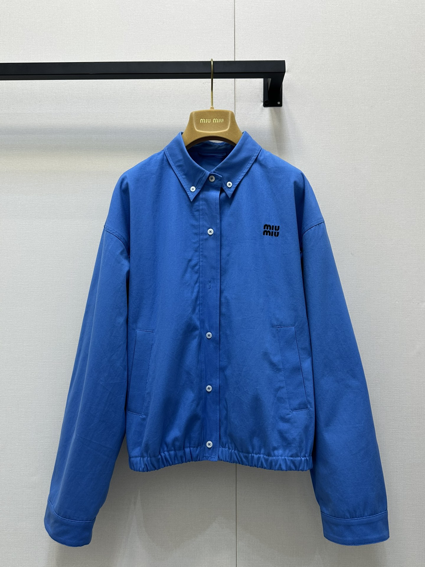 NO:413575,Miumi* 25Ss Spring and Summer New Intellectual Jacket Silhouette Jacket. Original Developed!  High-end production!  The double-layer fabric has three-dimensional and stylish craftsmanship, the positioning embroidered letter logo embellishes simple, atmospheric, low-key and luxurious, and the imported cotton poplin shirt fabric has a super texture. The loose and casual tailoring style is versatile and not picky about people. It is a must-have for a sweet and cool girl's wardrobe. You can see the quality of workmanship and keep it yourself!  Same style for men and women Spot SML large-scale real shots, miumiu, jackets & coats, jackets & coats,shirts,alexander wang19860909Miumi* 25Ss春夏新款 知识分子夹克廓形外套.原版开发！高版出品！双层面布工艺立体有型,定位刺绣字母logo点缀简约大气低调奢华,进口棉府绸衬衫面料质感超赞.宽松休闲剪裁版型百搭不挑人,甜酷风时髦少女衣橱必备.做工品质自己看.强烈自留款！男女同款 现货 SML大货实拍,,miumiu,jackets & coats,jackets & coats,shirts,alexander wang,Women's clothing