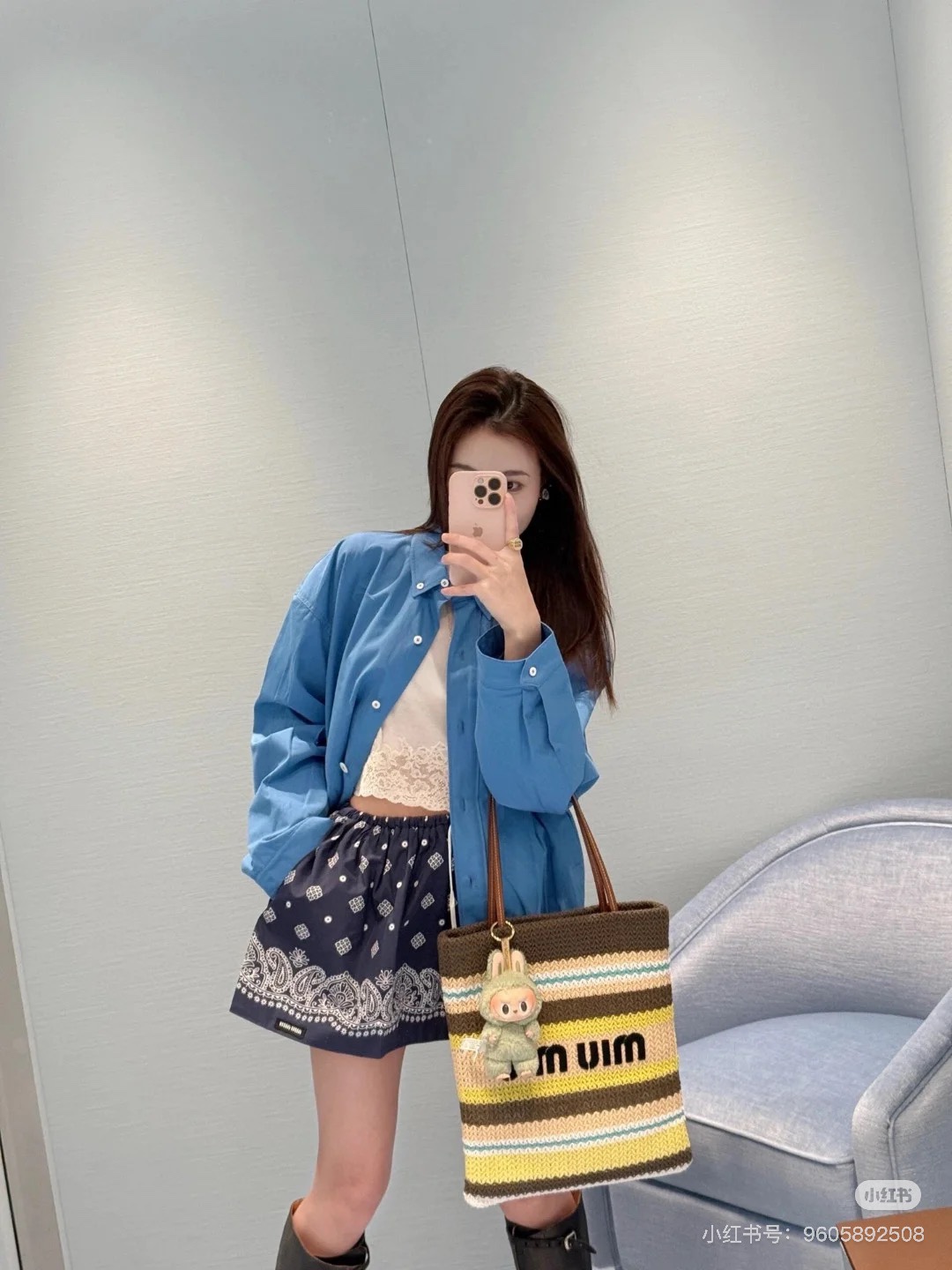 NO:413580,Miumi* 25Ss Spring and Summer New Intellectual Jacket Silhouette Jacket. Original Developed!  High-end production!  The double-layer fabric has three-dimensional and stylish craftsmanship, the positioning embroidered letter logo embellishes simple, atmospheric, low-key and luxurious, and the imported cotton poplin shirt fabric has a great texture. The loose and casual tailoring style is versatile and not picky about people. It is a must-have for a sweet and cool girl's wardrobe. You can see the quality of workmanship and keep it yourself!  Same style for men and women Spot SML, miumiu, jackets & coats, jackets & coats,shirts,alexander wang19860909Miumi* 25Ss春夏新款 知识分子夹克廓形外套.原版开发！高版出品！双层面布工艺立体有型,定位刺绣字母logo点缀简约大气低调奢华,进口棉府绸衬衫面料质感超赞.宽松休闲剪裁版型百搭不挑人,甜酷风时髦少女衣橱必备.做工品质自己看.强烈自留款！男女同款 现货 SML,,miumiu,jackets & coats,jackets & coats,shirts,alexander wang,Women's clothing