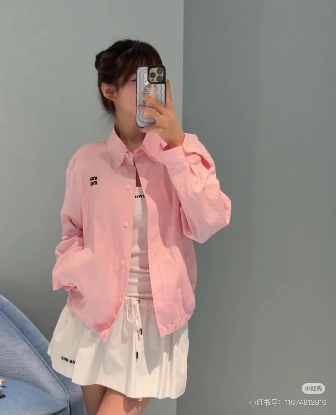 NO:413535,Miumi* 25Ss Spring and Summer New Intellectual Jacket Silhouette Jacket. Original Developed!  High-end production!  The double-layer fabric has three-dimensional and stylish craftsmanship, the positioning embroidered letter logo embellishes simple, atmospheric, low-key and luxurious, and the imported cotton poplin shirt fabric has a super texture. The loose and casual tailoring style is versatile and not picky about people. It is a must-have for a sweet and cool girl's wardrobe. You can see the quality of workmanship and keep it yourself!  Same style for men and women Spot SML, miumiu, jackets & coats, jackets & coats,shirts,alexander wang19860909Miumi* 25Ss春夏新款 知识分子夹克廓形外套.原版开发！高版出品！双层面布工艺立体有型,定位刺绣字母logo点缀简约大气低调奢华,进口棉府绸衬衫面料质感超赞.宽松休闲剪裁版型百搭不挑人,甜酷风时髦少女衣橱必备.做工品质自己看.强烈自留款！男女同款 现货 SML,,miumiu,jackets & coats,jackets & coats,shirts,alexander wang,Women's clothing