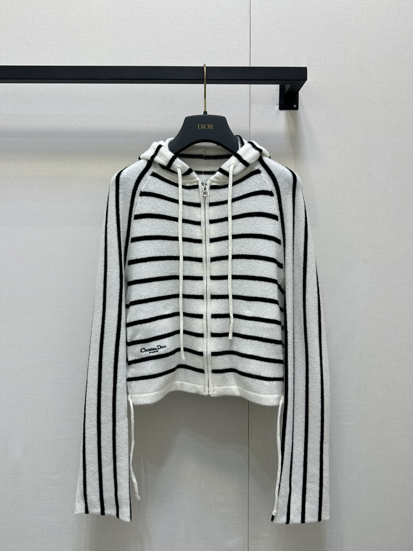NO:413540,Dio*2025 new product Hooded striped wool short jacket Original development High-end production Wool yarn weaving, dense fine needle craftsmanship, comfortable and elastic, full texture Zipper cardigan sweater tailoring, rotator sleeve design Black and white color stripes form an echo, showing the charm of the college style The hem is matched with drawstrings to create a lazy effect Add sweetness The front waist embroidery letter embroidery to increase brand style Regular silhouette style The upper body is full of Korean style, transforming into a young idol heroine SML large-scale real shot, dior, jackets & coats, sweaters, hats, alexander wang19860909Dio*2025新品 连帽条纹羊毛短款外套 原版开发 高版出品 羊毛纱线织造 密实细针工艺 舒适弹力 质感十足 拉链开衫毛衣剪裁 连肩袖设计 黑白配色条纹形成呼应 尽显学院风魅力 下摆配合抽绳系带制造慵懒效果 增添甜美感 正面腰侧点缀字母刺绣 增加品牌格调 常规廓形版型 上身满满韩系范儿 化身青春偶像女主 SML大货实拍,,dior,jackets & coats,sweaters,hats,alexander wang,Women's clothing