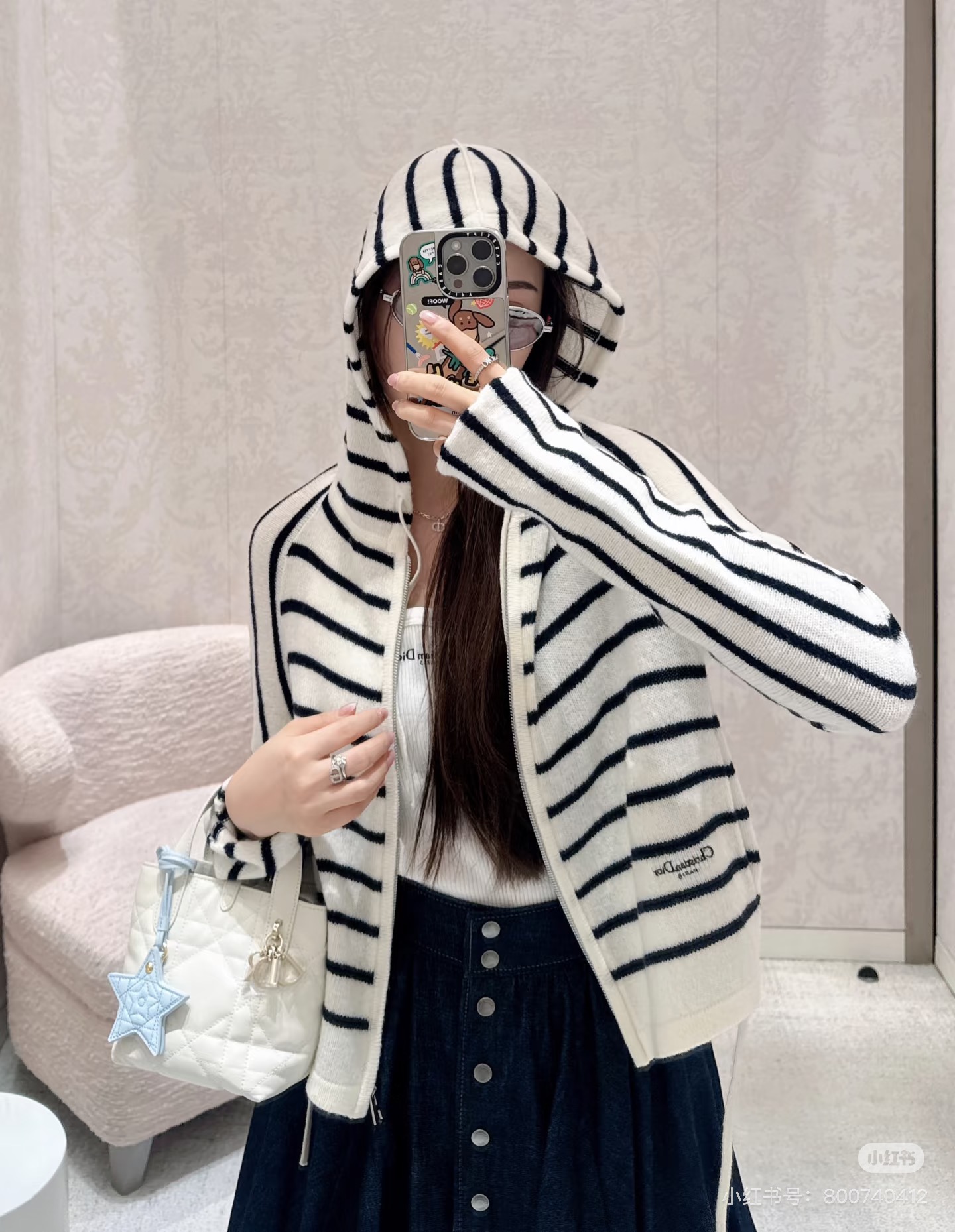 NO:413546,Dio*2025 new product Hooded striped wool short jacket Original development High-end production Wool yarn weaving, dense fine needle craftsmanship, comfortable and elastic, full texture Zipper cardigan sweater cut Rotary sleeve design Black and white color stripes form an echo, showing the charm of the college style The hem is matched with drawstrings to create a lazy effect Add sweetness The front waist embroidery letter embroidery to increase brand style Regular silhouette style The upper body is full of Korean style, transforming into a young idol heroine SML, dior, jackets & coats, sweaters, hats, alexander wang19860909Dio*2025新品 连帽条纹羊毛短款外套 原版开发 高版出品 羊毛纱线织造 密实细针工艺 舒适弹力 质感十足 拉链开衫毛衣剪裁 连肩袖设计 黑白配色条纹形成呼应 尽显学院风魅力 下摆配合抽绳系带制造慵懒效果 增添甜美感 正面腰侧点缀字母刺绣 增加品牌格调 常规廓形版型 上身满满韩系范儿 化身青春偶像女主 SML,,dior,jackets & coats,sweaters,hats,alexander wang,Women's clothing