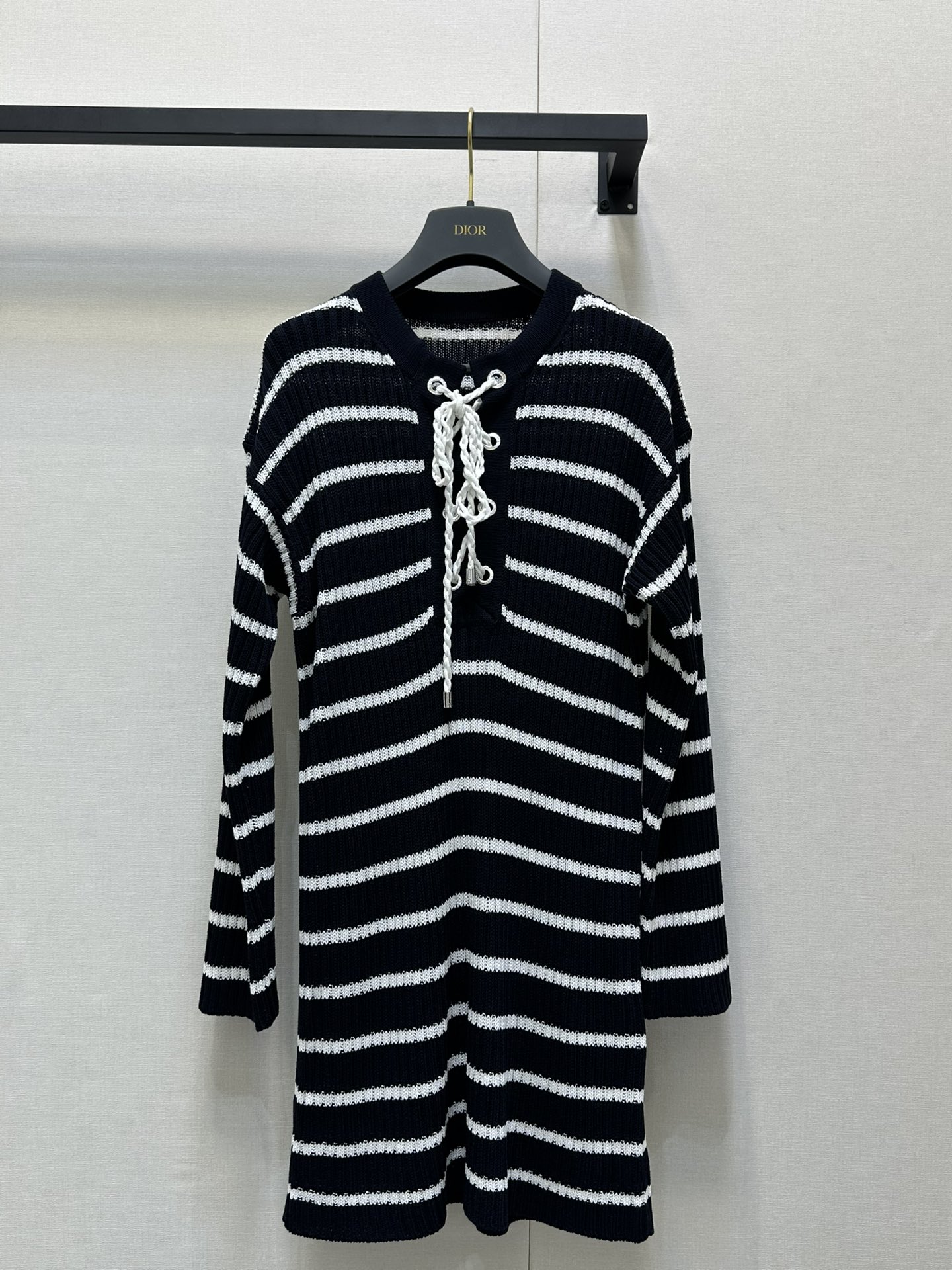 NO:413552,*25 new style navy style striped strap knitted long-sleeved dress with a careful style design, and the upper body is invincible and slimming!  If you don’t buy classic striped elements, you will be confused by the original development. High-version products are customized imported YB cotton material, brand logo with striped color block design, high-end and textured!  The casual matching is a relaxed and comfortable style, 1:1 super style, the latest summer items, the exclusive high-end version, spot SML large-scale real shots, skirts, alexander wang19860909*25新款 海军风 条纹绑带针织长袖连衣裙 版型小心机设计 上身无敌显瘦！经典条纹元素真的不入手就糊涂了原版开发 高版出品 定制进口yb棉材质,品牌logo搭配条纹拼色设计,高级有质感！随意搭配都是轻松自在的风格,1:1超赞版型 夏季最新单品 认准独家高版本 现货 SML大货实拍,,skirts,alexander wang,Women's clothing
