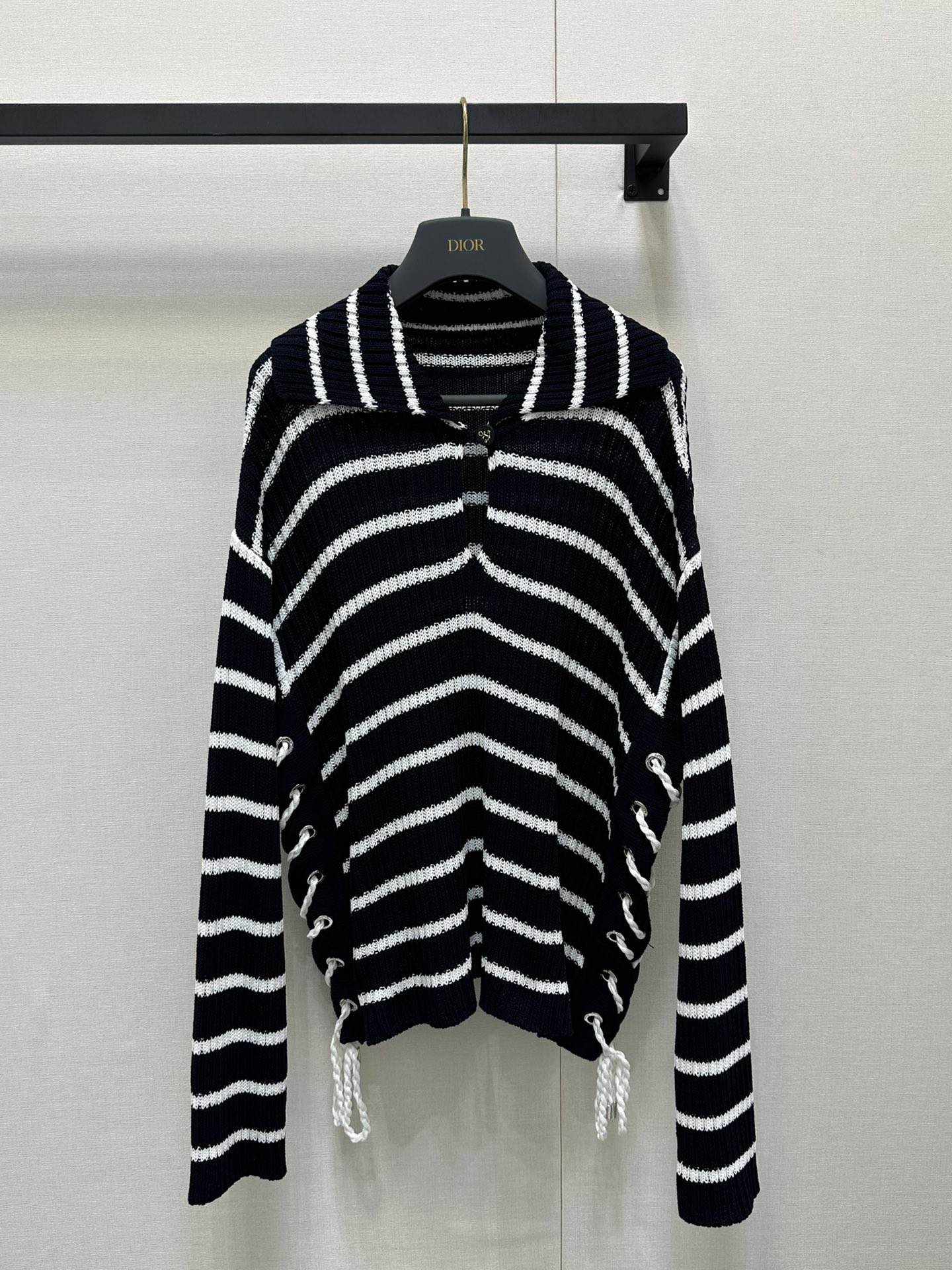 NO:413564,Supports replacement of the new model *25, navy style, striped strap knitted long-sleeved version, carefully designed, the upper body is invincible and slimming!  If you don’t buy classic striped elements, you will be confused by the original development. High-version products are customized imported YB cotton material, brand logo with striped color block design, high-end and textured!  The casual matching is a relaxed and comfortable style, 1:1 super style, the latest summer items, the exclusive high-end version, spot SML large-scale real shot, alexander wang19860909支持换款*25新款 海军风 条纹绑带针织长袖版型小心机设计 上身无敌显瘦！经典条纹元素真的不入手就糊涂了原版开发 高版出品 定制进口yb棉材质,品牌logo搭配条纹拼色设计,高级有质感！随意搭配都是轻松自在的风格,1:1超赞版型 夏季最新单品 认准独家高版本 现货 SML大货实拍,,alexander wang,Women's clothing