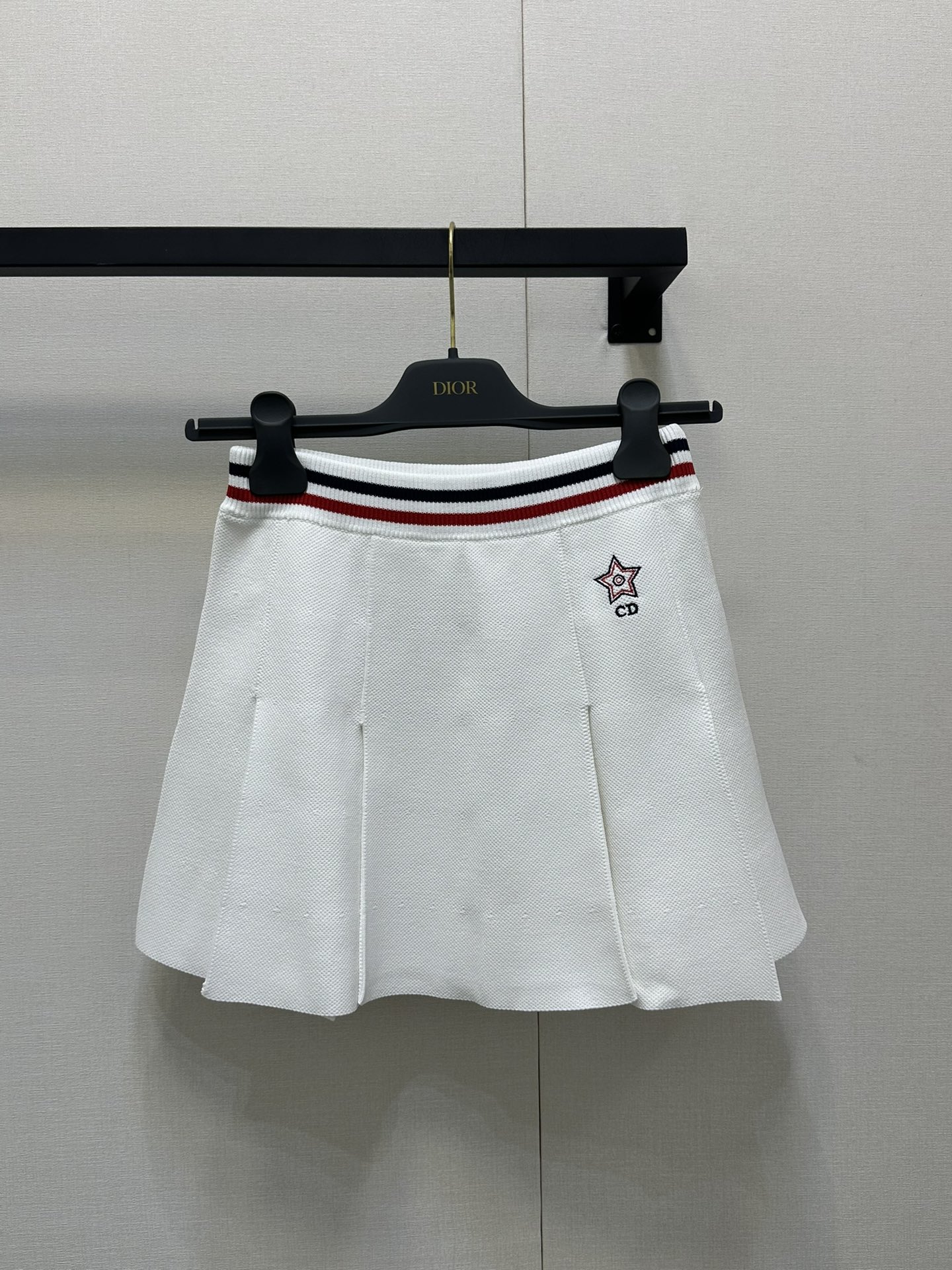 NO:413526,Dio* 25Ss spring and summer new style tennis sporty style knitted skirt. Original development!  High-end production!  A short skirt that never gets tired of wearing. Lucky Star CD embroidery logo design!  High-end black, white, red French elegant temperament, imported high-subsiding density yarn Swiss machine double weaving craft knitted yarn, a set of upper body looks slim and tall!  The quality of workmanship depends on the details!  Spot SML big-ticket real shots, dior, skirts, alexander wang19860909Dio* 25Ss春夏新款 网球运动风针织半裙.原版开发！高版出品！百穿不厌的短半裙 幸运星星CD刺绣logo设计！高级黑白红调法式优雅气质,进口高支密度纱线瑞士机双织工艺针织纱线,一套上身显瘦又高挑！做工品质看细节！现货 SML大货实拍,,dior,skirts,alexander wang,Women's clothing