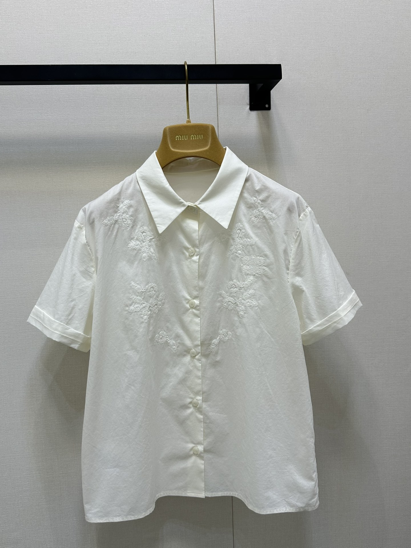 NO:414594,*25 New product, embroidery craft lapel silk shirt, so practical!  Fresh and natural, the spring and summer show series is really amazing!  Exclusive custom imported yb silk cotton material, classic and outdated design, logo logo letter embellishment, low-key and connotation ~ 1:1 Super model The latest summer item, identify the exclusive high-end version SML large-scale real shot, Shirts, alexander wang19860909*25新品 刺绣工艺翻领丝绵衬衫 太实穿啦！ 清新自然,春夏秀款系列真的太绝了！ 独家定制进口yb丝棉材质,设计经典不过时,logo徽标字母点缀,低调有内涵～1:1超赞版型 夏季最新单品 认准独家高版本 现货 SML大货实拍,,shirts,alexander wang,Women's clothing